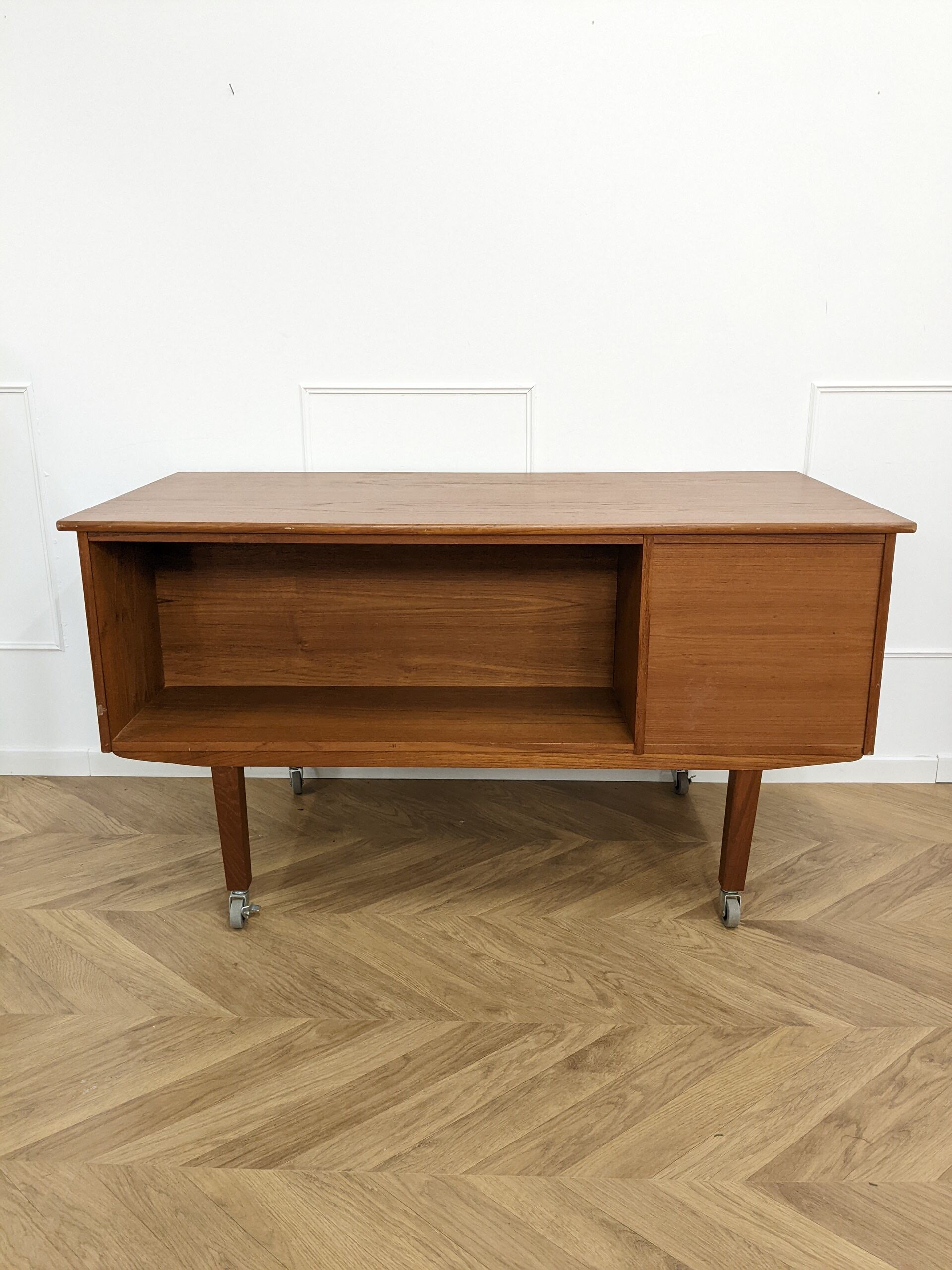 Scandinavian desk on wheels - 482