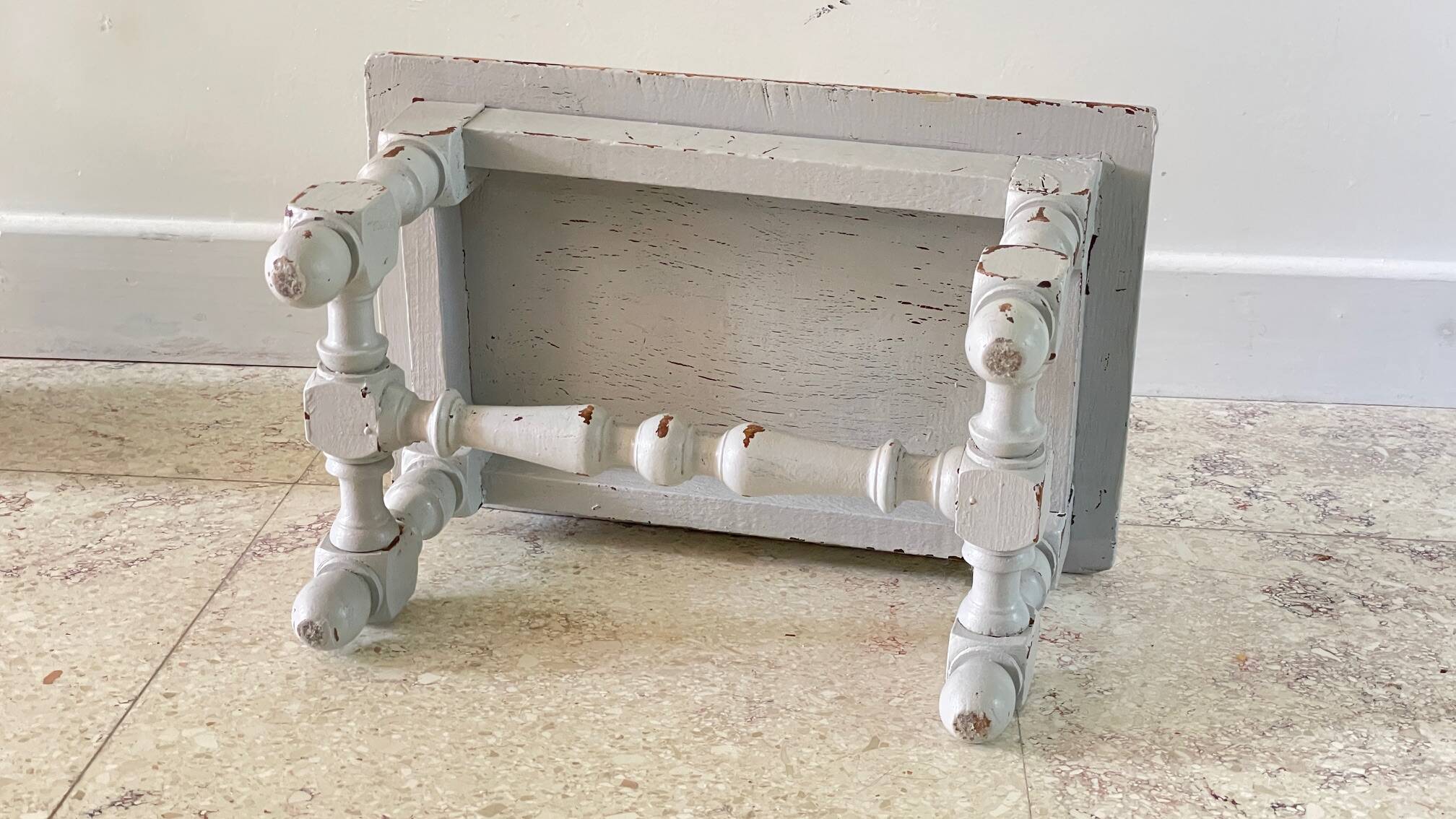 Tabouret vintage gris perle patiné