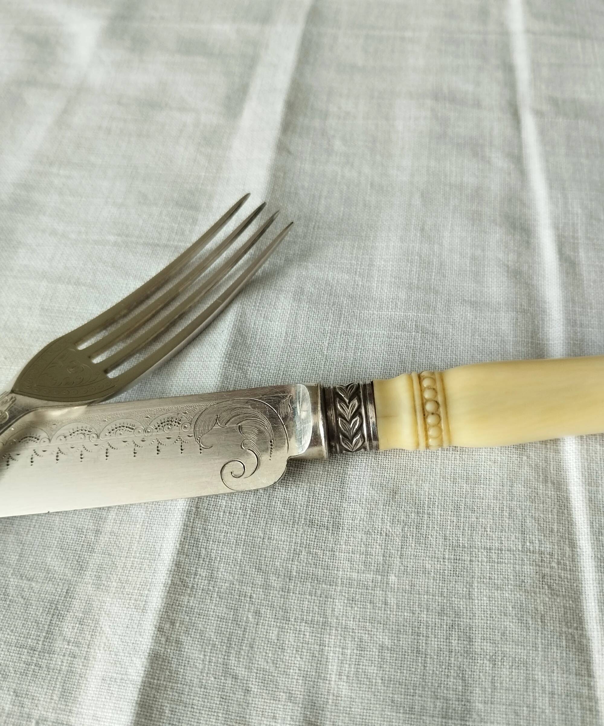 Silver-plated metal dessert cutlery in English Art Deco style