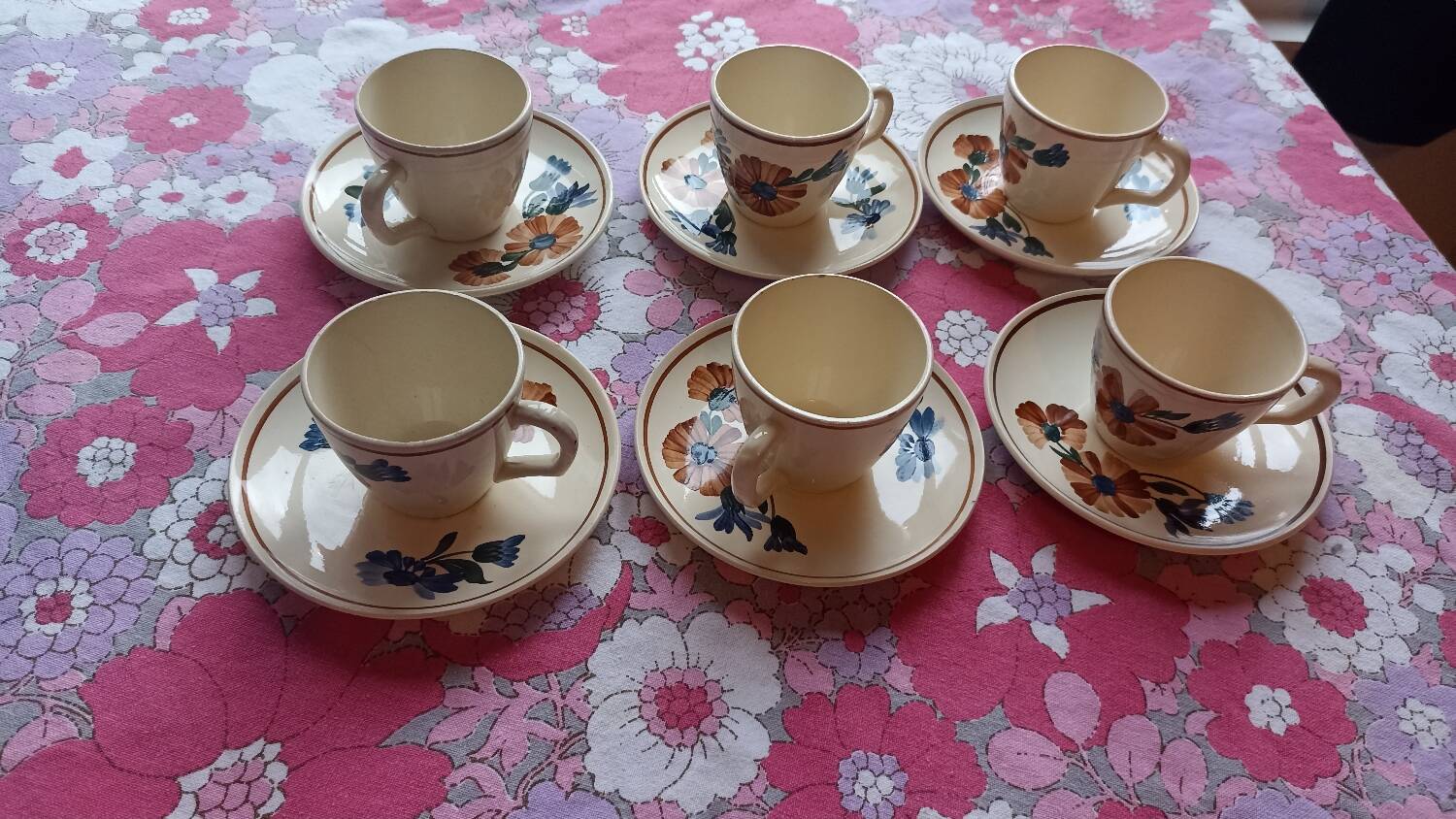 6 Creil and Montereau Choisy-le-Roi cups, Antibes model