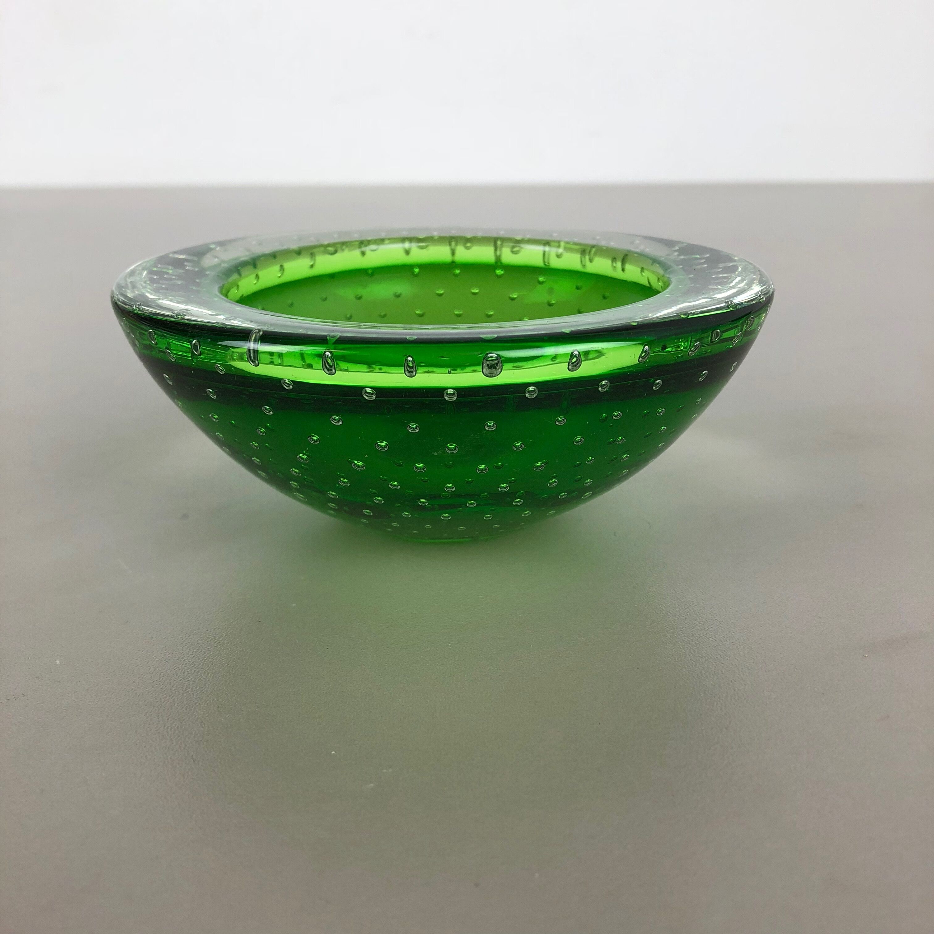 Murano Glass Bullicante "Green" Bowl Element Shell Ashtray Murano, Italy, 1970s