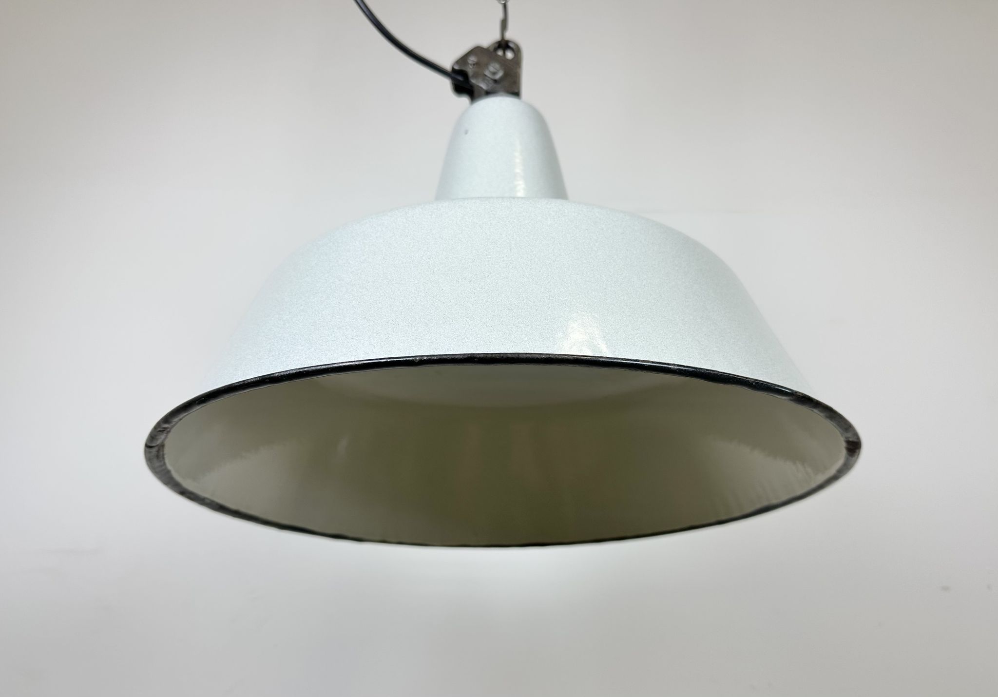 Suspension industrielle en émail gris d’usine de Zaos, années 1960
