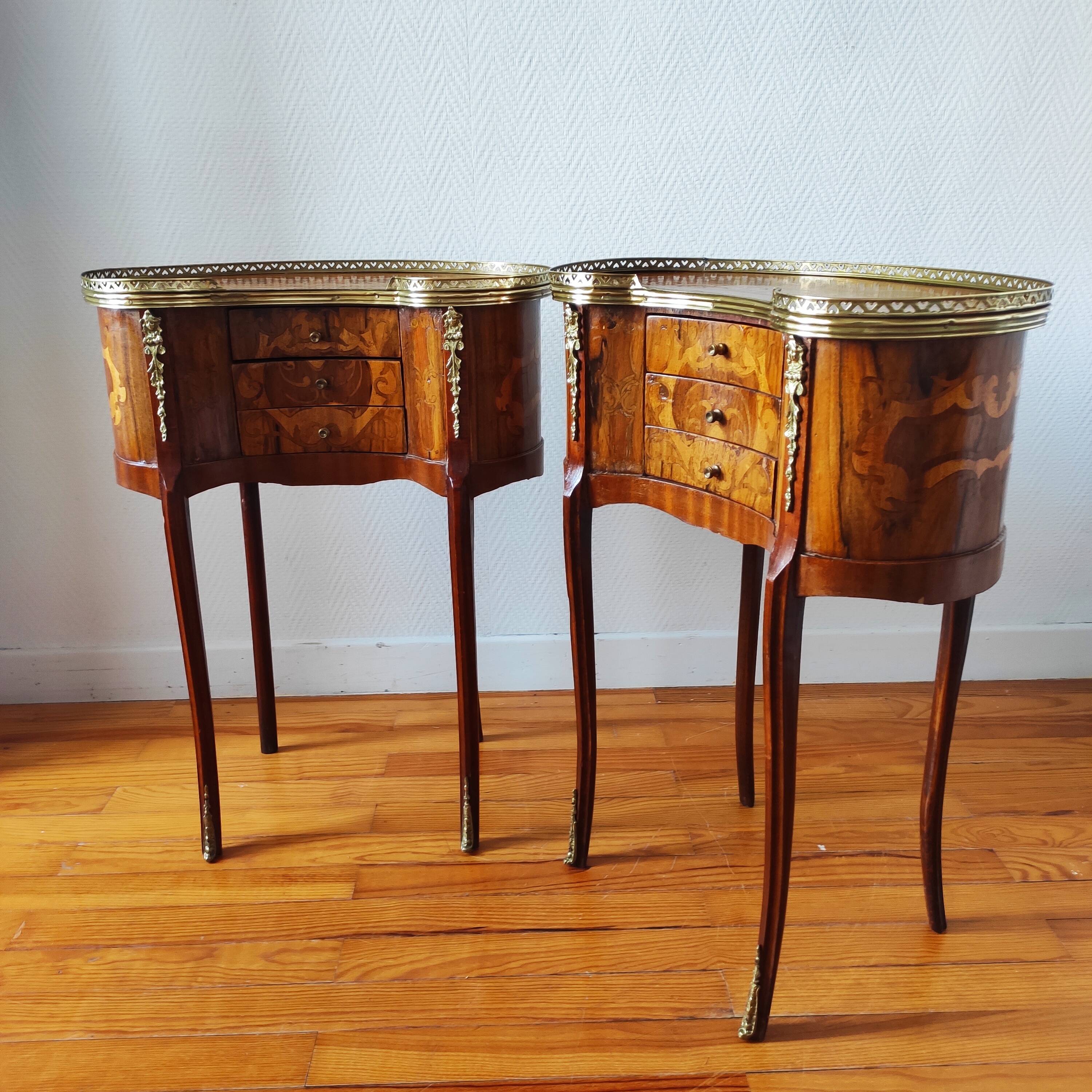 Paire de tables de chevet style Louis XV en bois marqueté