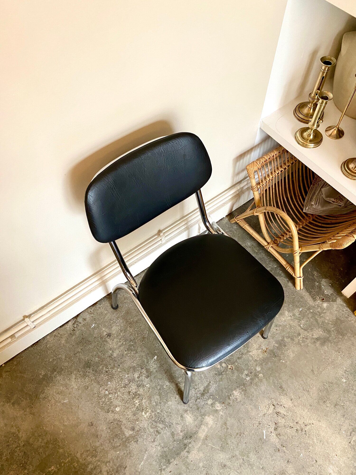 Chaise en aluminium chromé et skaï noir
