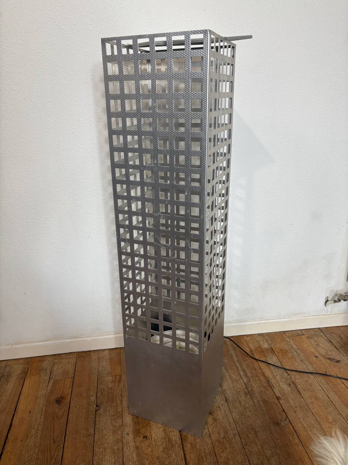 Lampe/Lampadaire Gratte-Ciel en Métal Perforé – Années 80-90