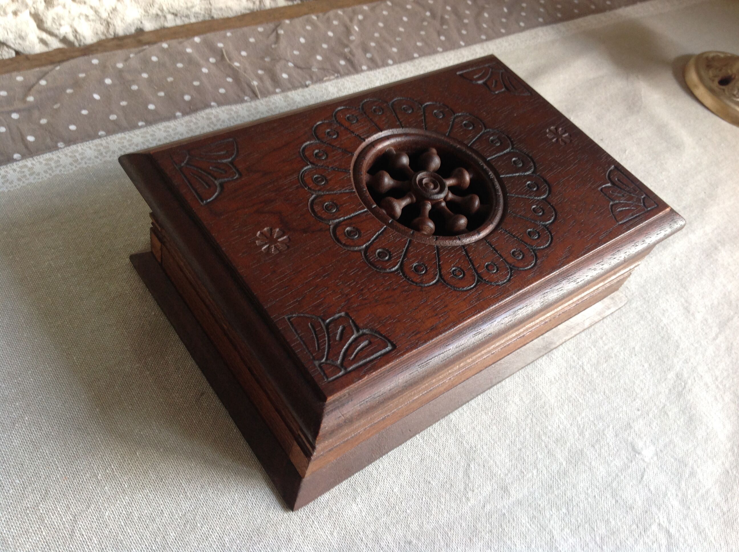 Old cigarette box in openwork varnished wood 30-40s