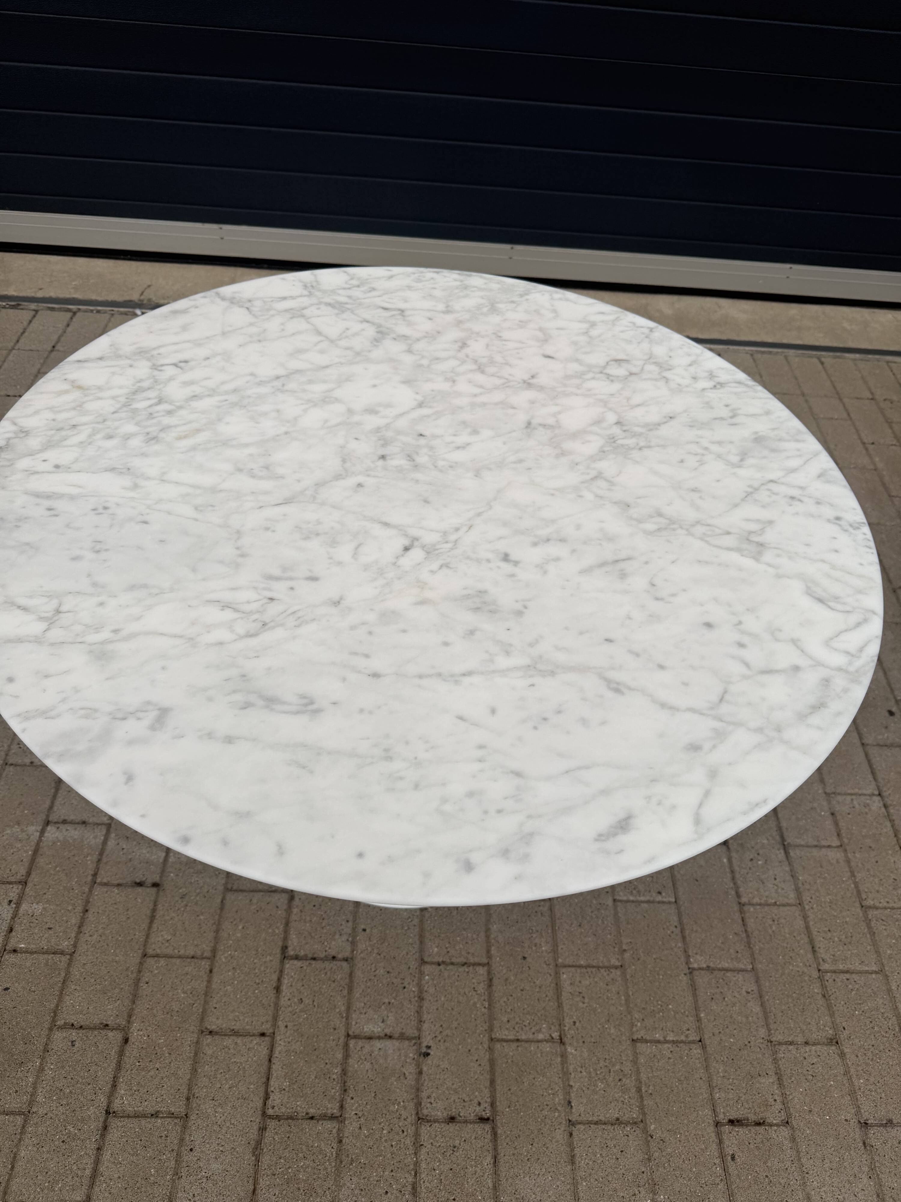 Original round Knoll Tulip dining table (120cm) Arabescato matte LIKE NEW!!