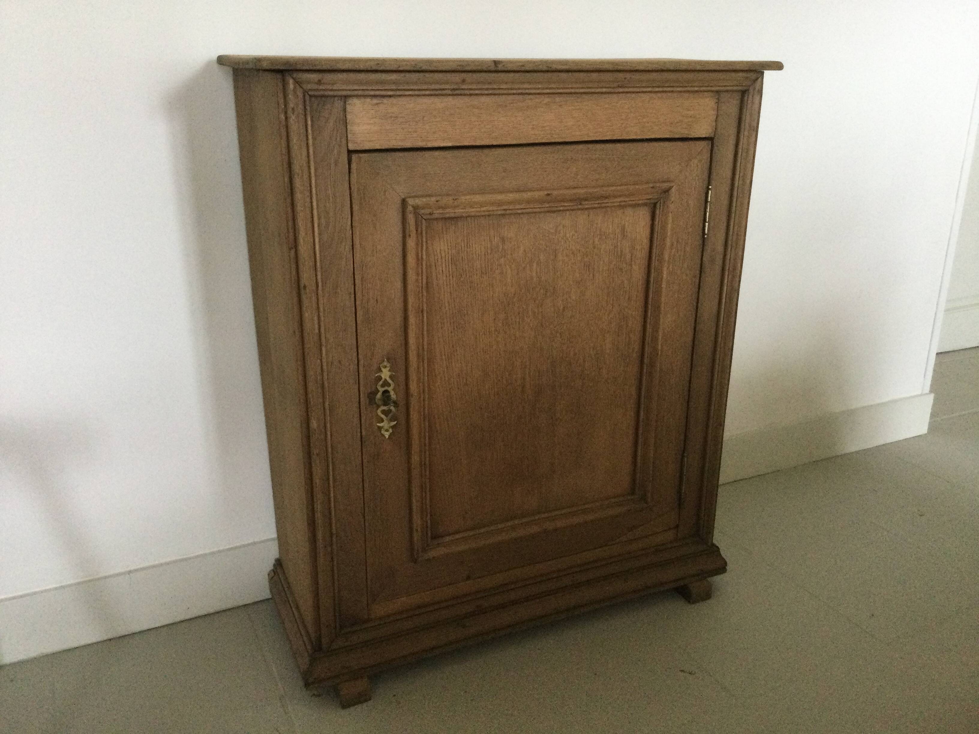 Petit meuble une porte en chêne clair