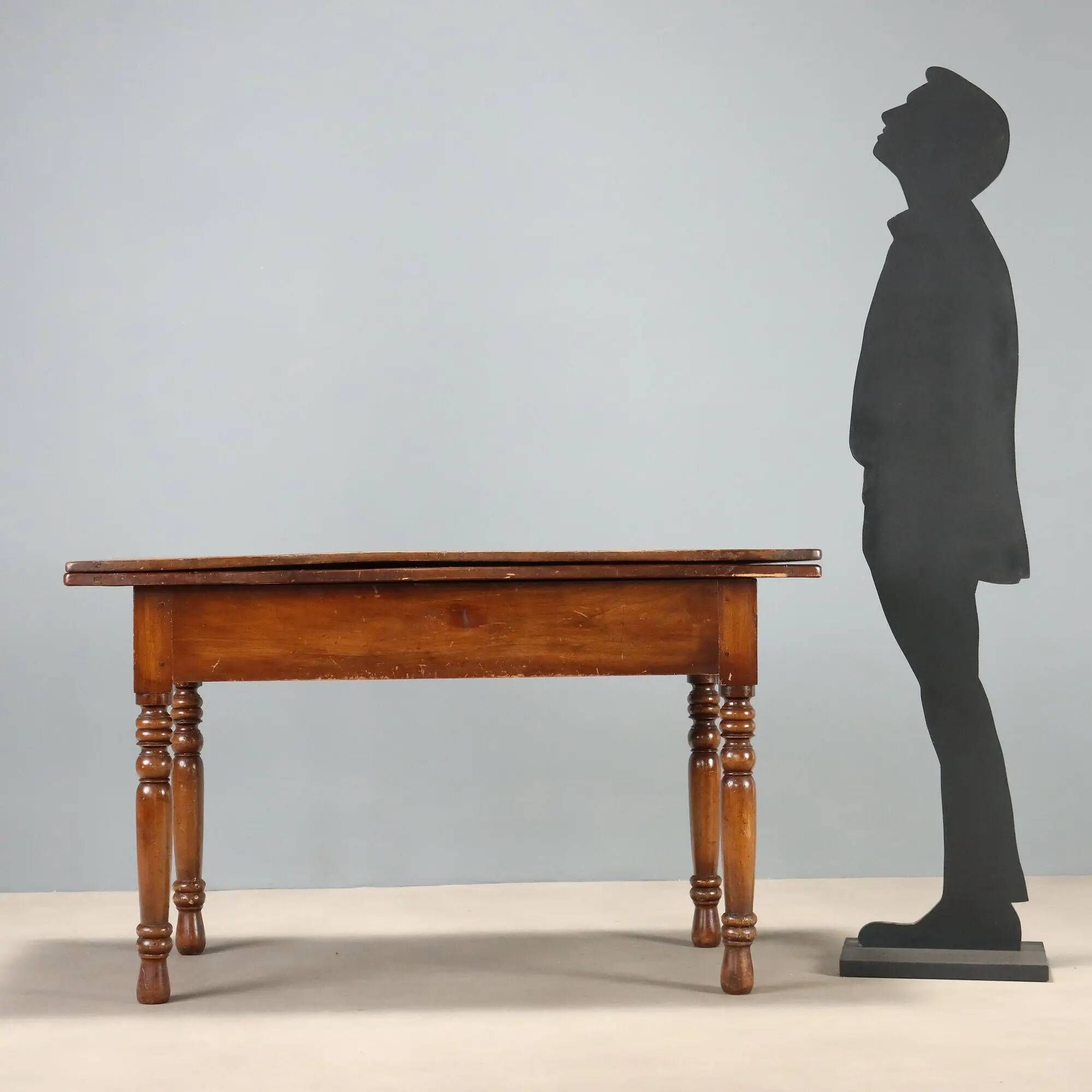 Table ancienne à plateau pivotant en noyer, Italie, XIXe siècle