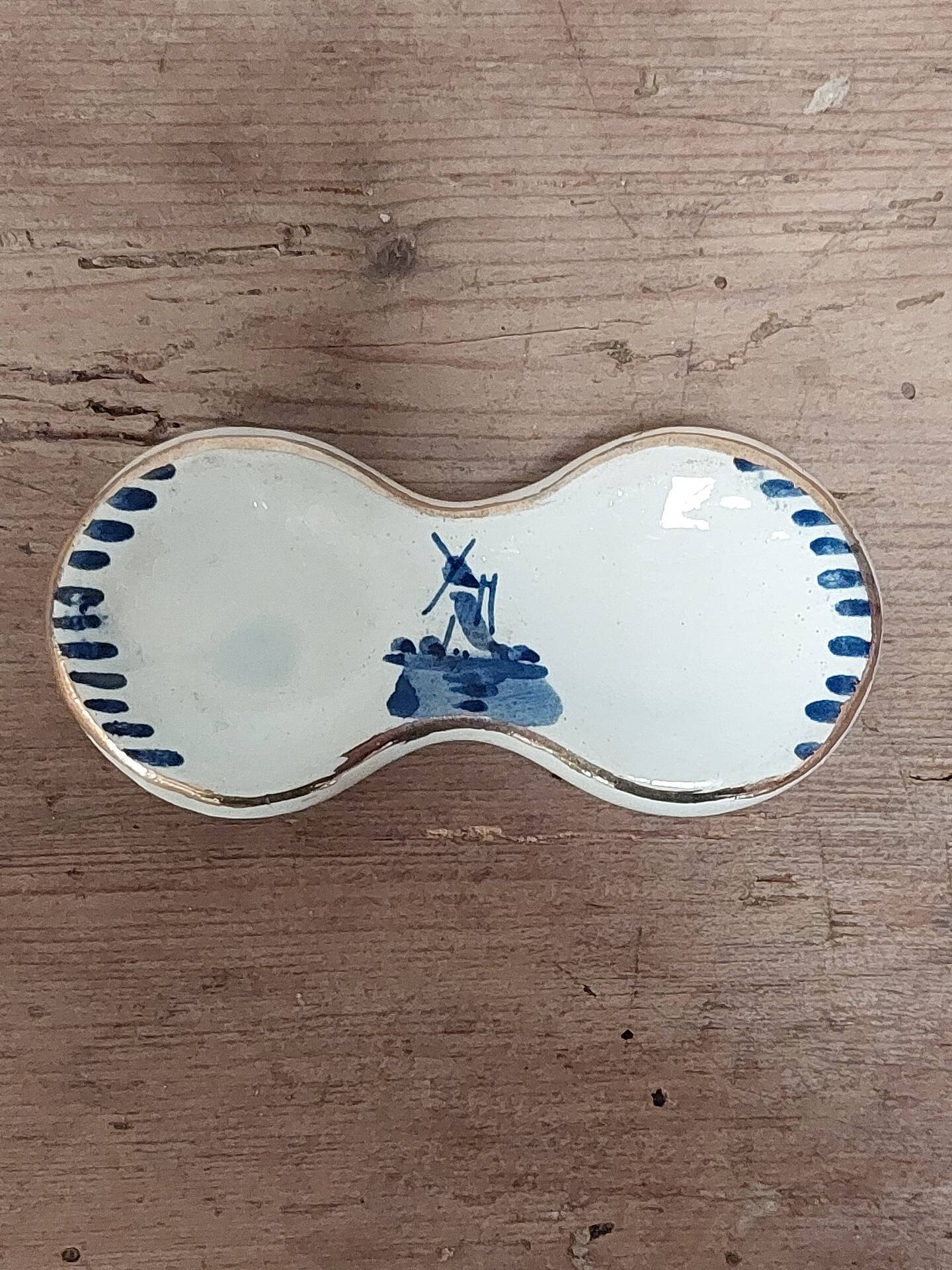 Salt and pepper shaker in Delftware pottery.
