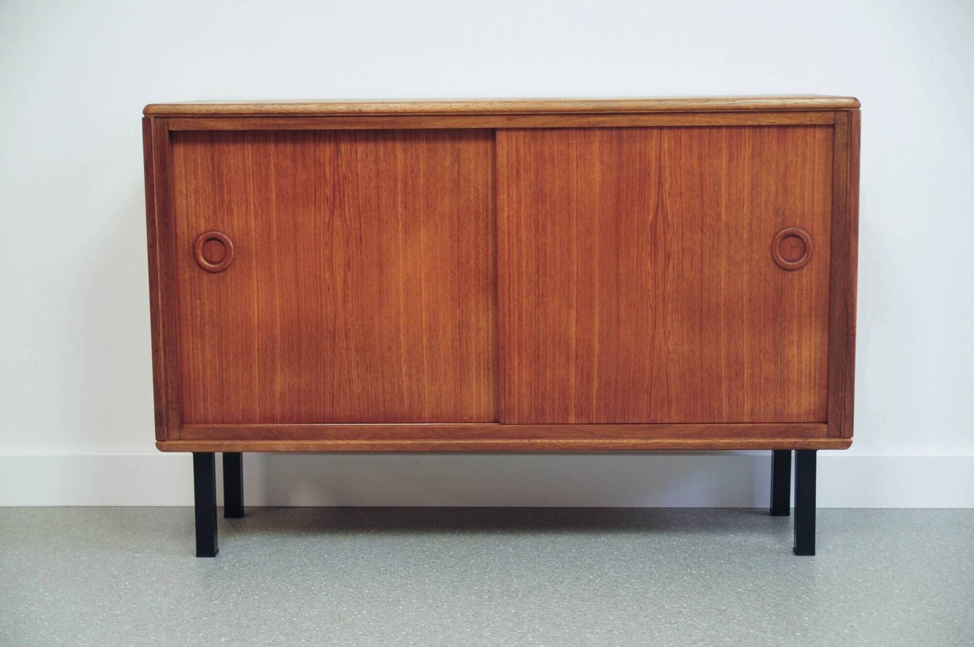 Cabinet en teck vintage avec portes coulissantes
