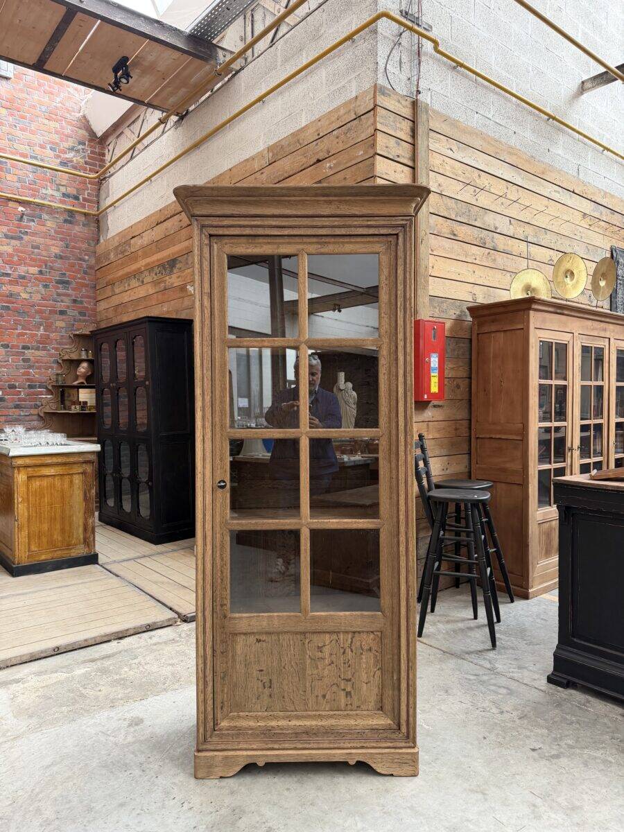 Oak display cabinet from the early 20th century.