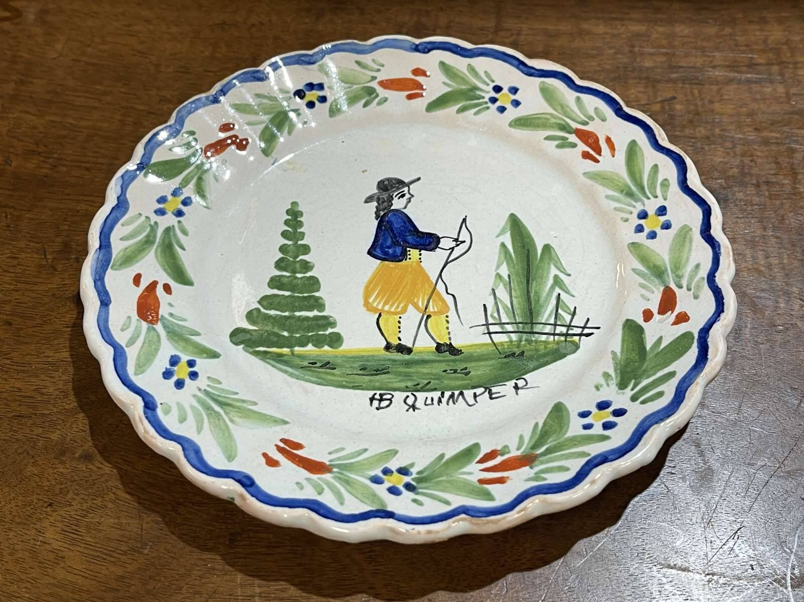 Paire d'assiettes HB Quimper en faïence des années 1920