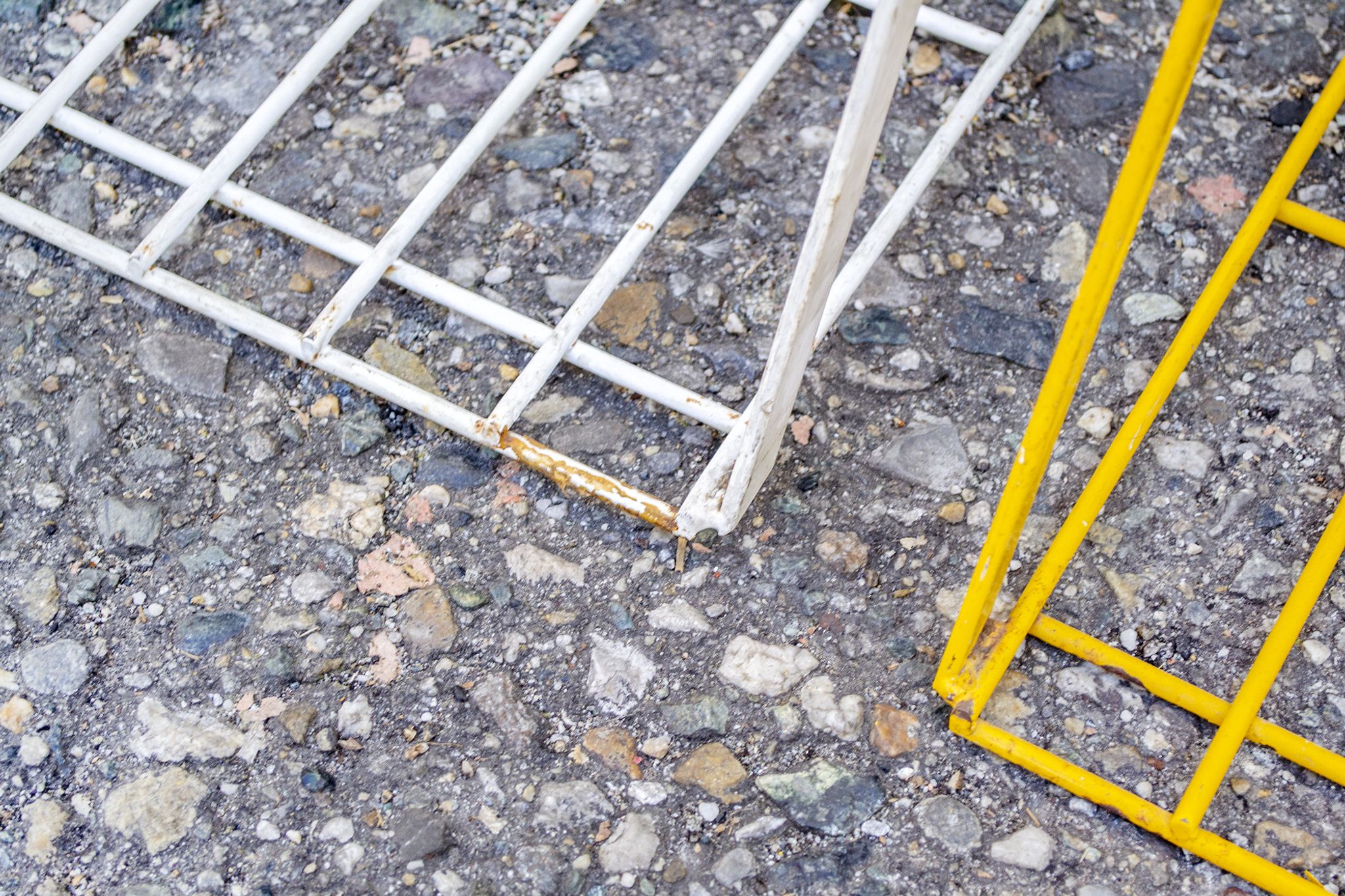 Chaises empilables en fer brutaliste Italie 70s