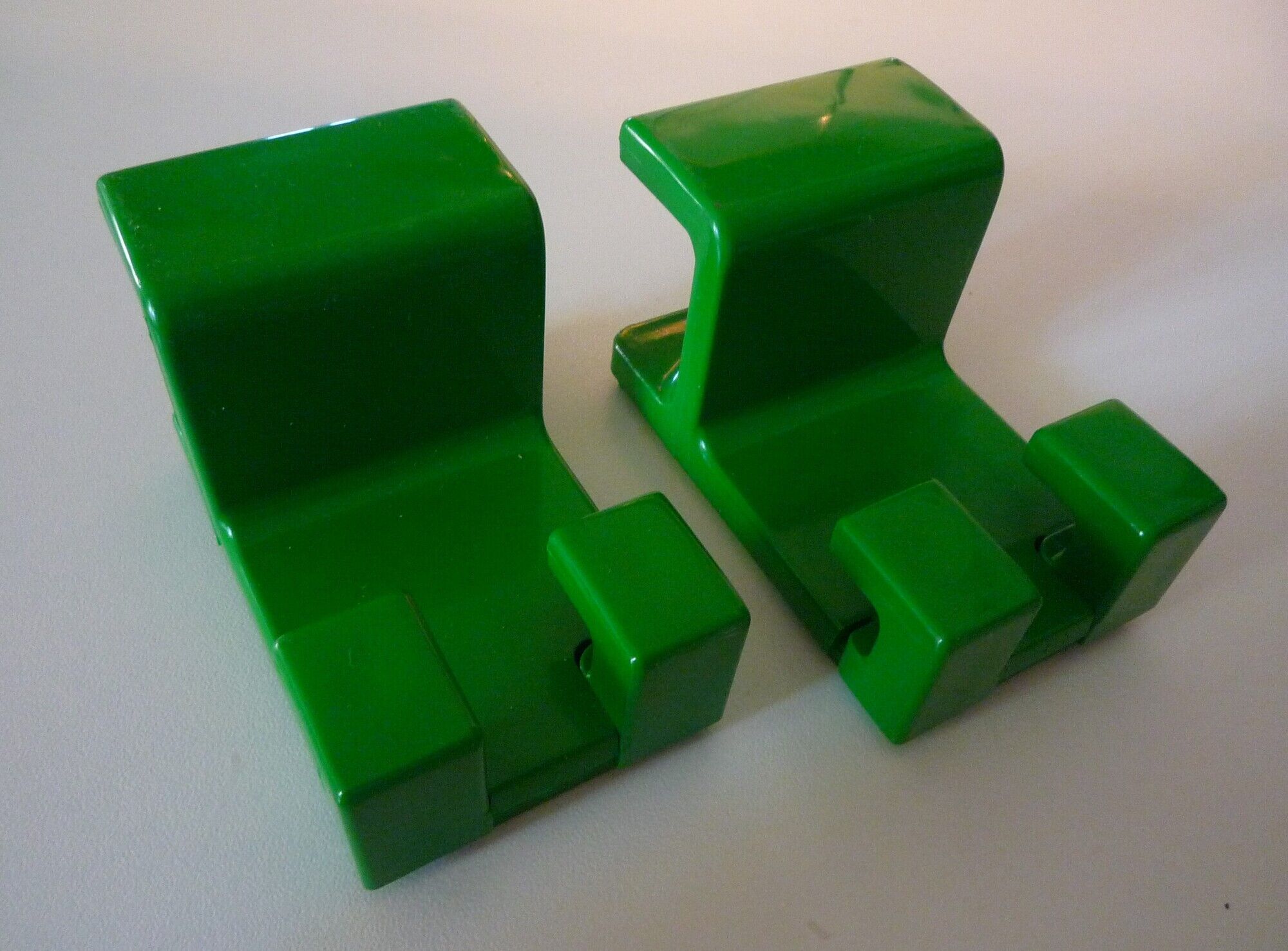 Paire de patères verte, design Olaf von Bohr 70