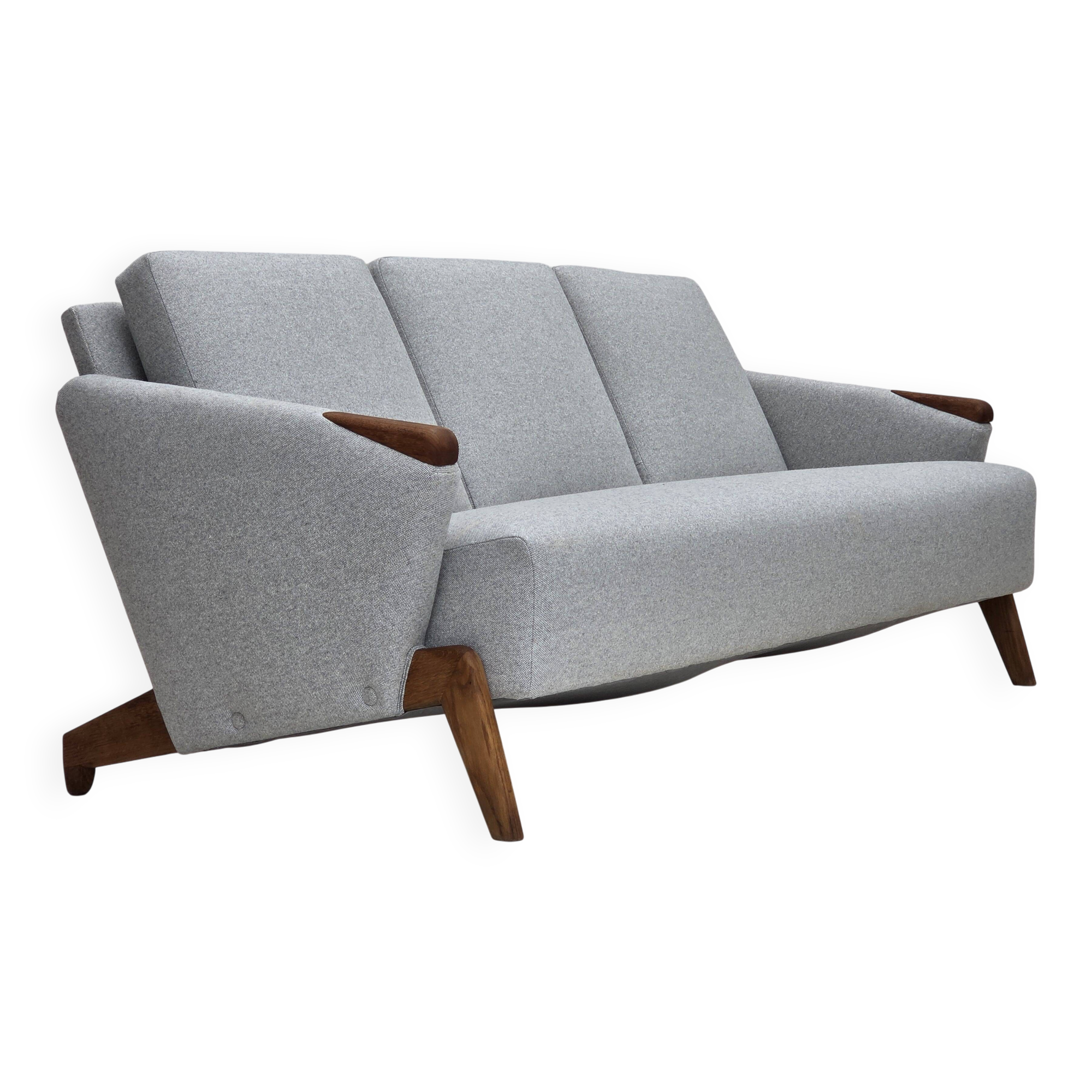 Design danois par Arne Hovmand-Olsen, canapé 3 places modèle 490, refait à neuf.