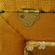 Pouf coffre vintage velours ocre et passementerie