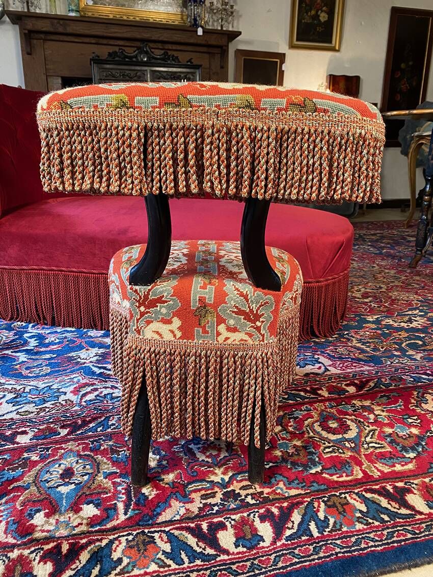 Chaise voyeuse époque Napoléon III en bois noirci, garnie d’une tapisserie