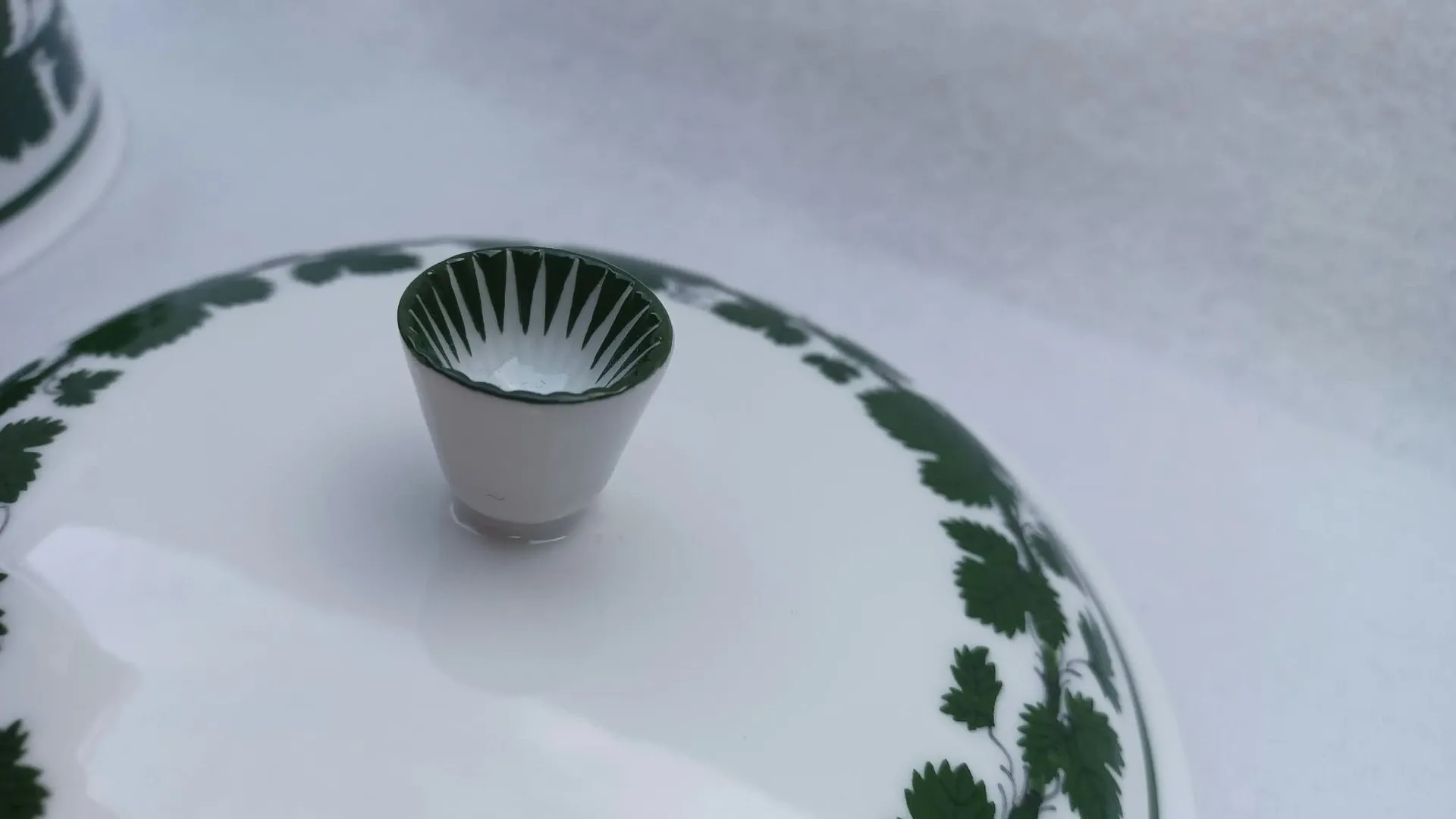 Vintage Meissen porcelain bonbonniere / lidded sugar bowl with vine leaf design, 1930s