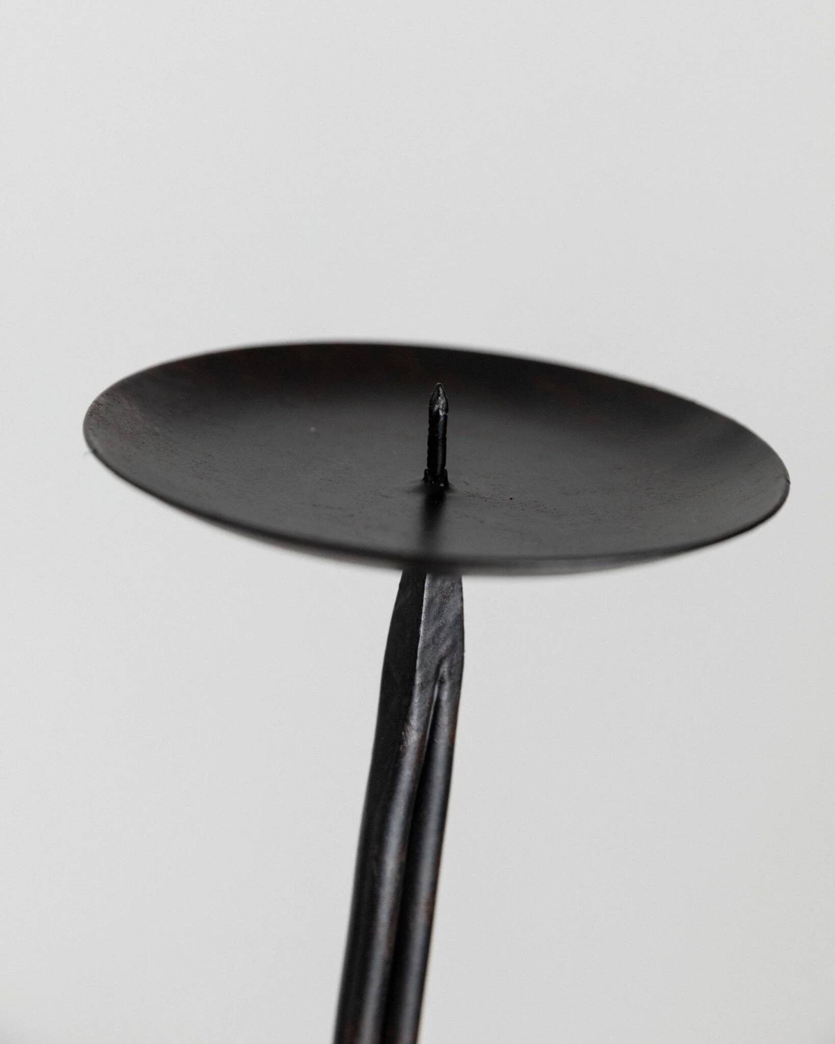 Bougeoir en fer forgé noir avec détail de nœud - Centre de table vintage brutaliste italien des années 1970