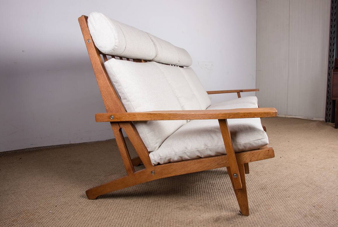 Danish sofa in solid oak and fabric, model GE375 by Hans Wegner 1960.