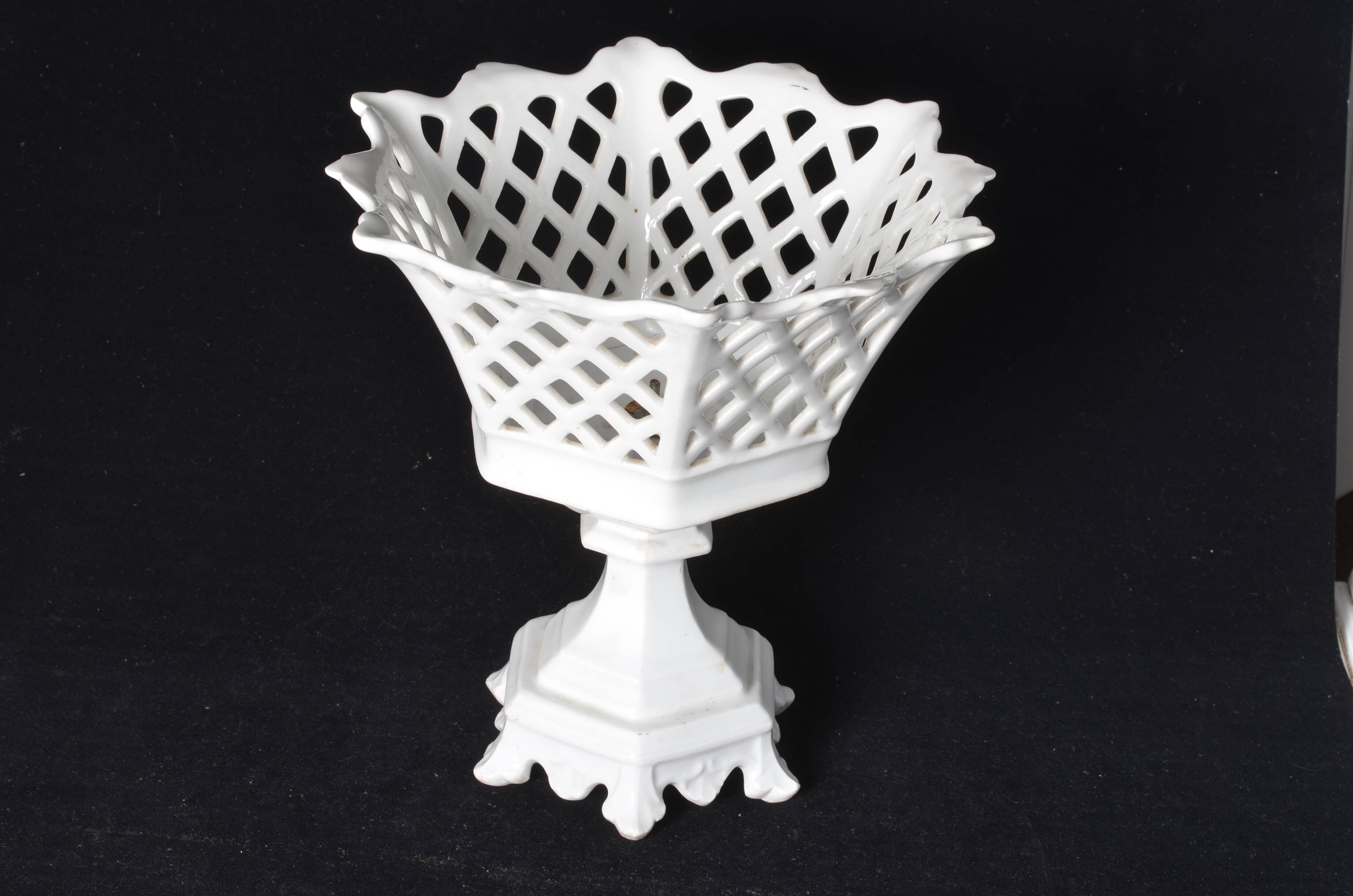 Coupe corbeille en porcelaine de Paris