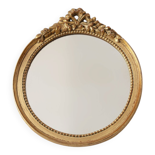 Miroir ovale en bois doré avec un fronton floral de style rococo, milieu du 20e siècle