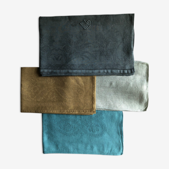 Suite de quatre serviettes de table anciennes teintées