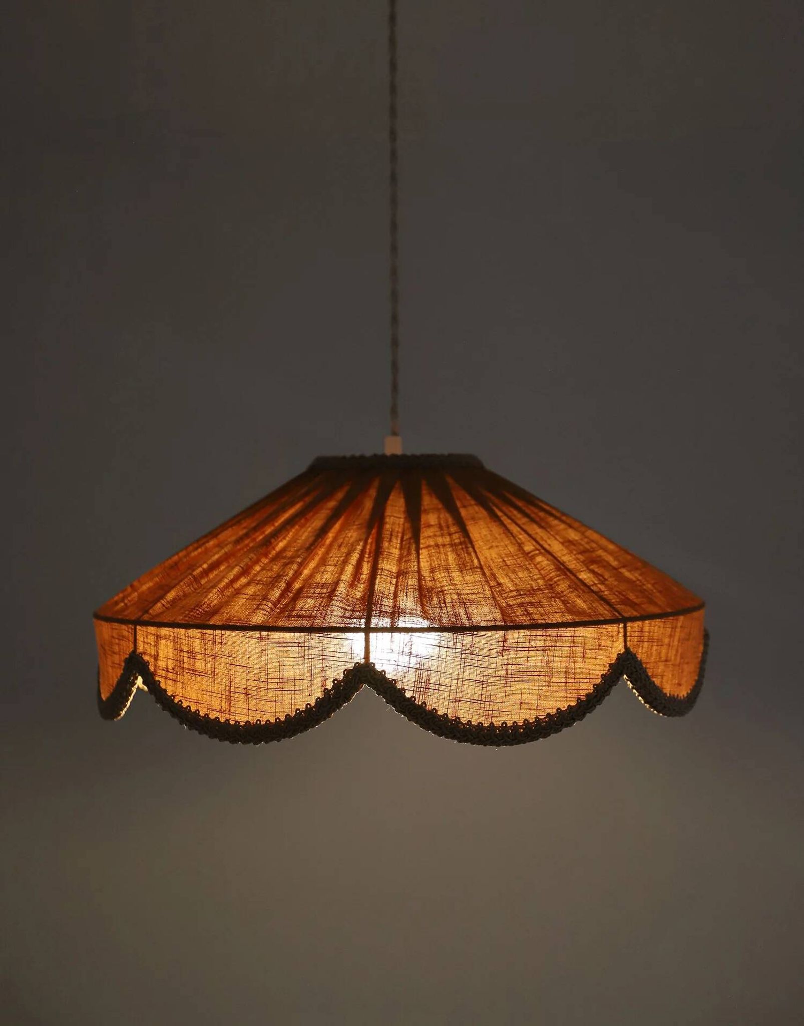 Suspension in a solid floral shape Cosette "caramel"