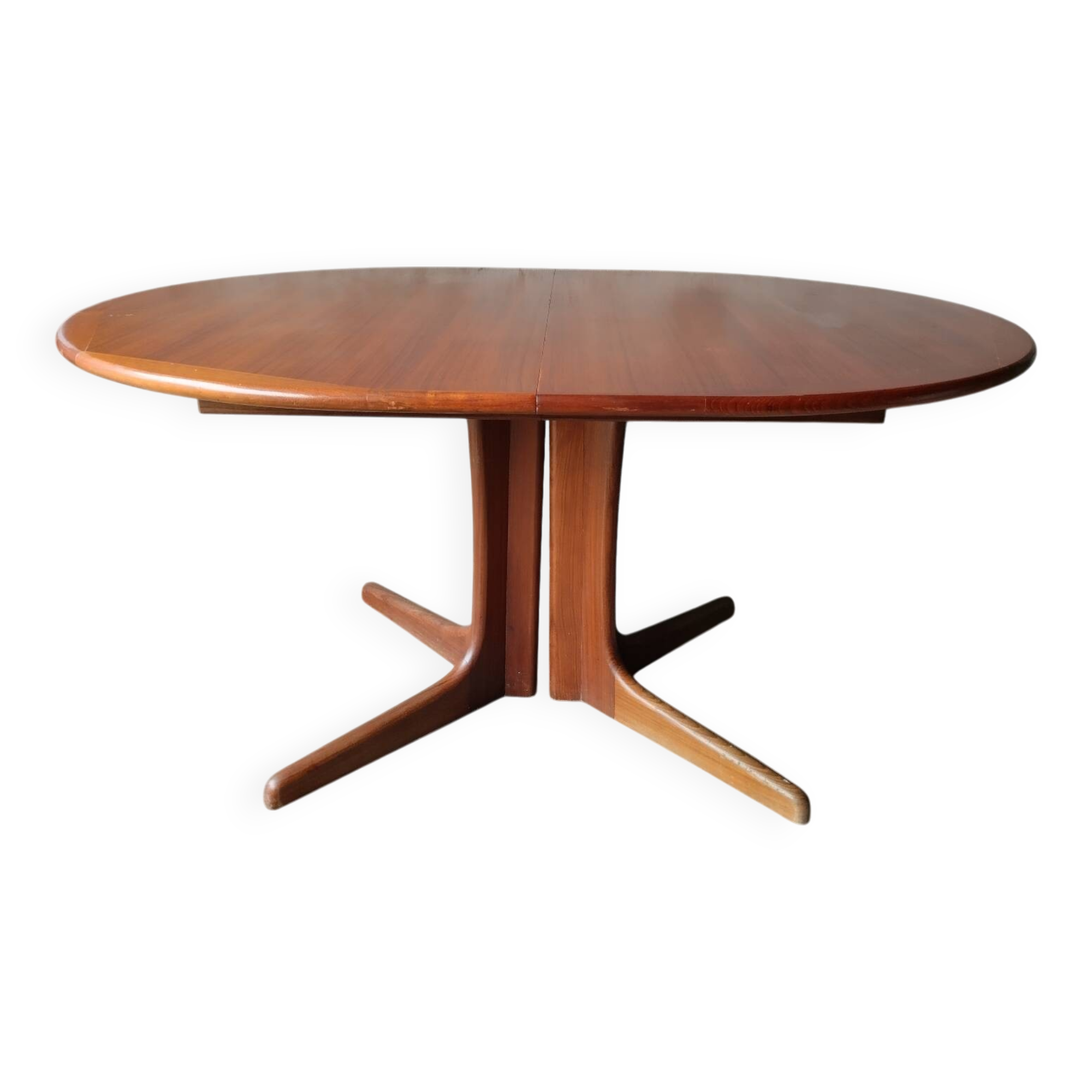 Extendable dining table