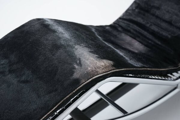 Chaise Longue LC4 en fourrure noire par Le Corbusier et Pierre Jeanneret pour Cassina