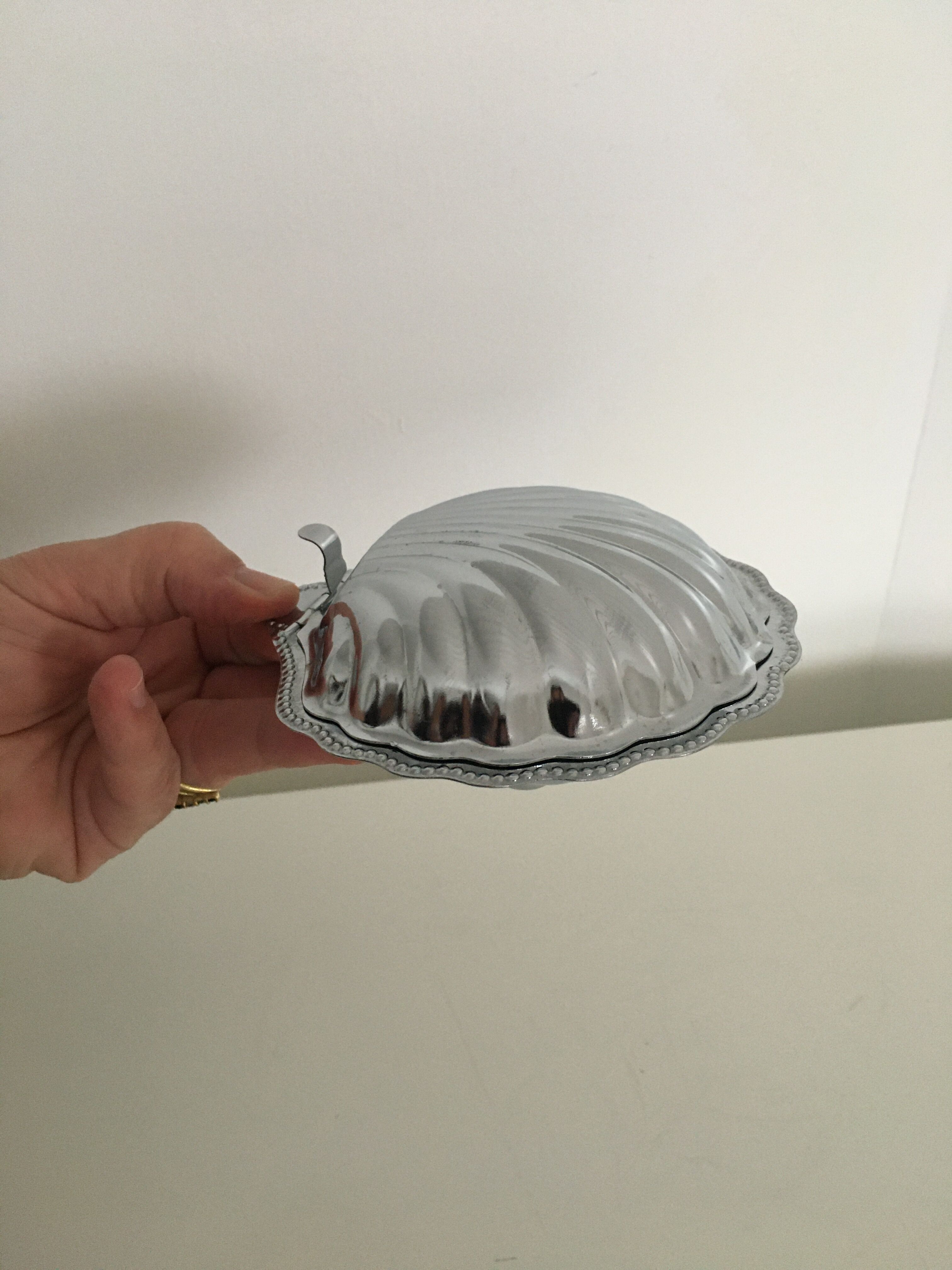 Empty chrome metal pockets shape scallops