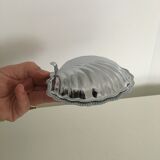 Empty chrome metal pockets shape scallops