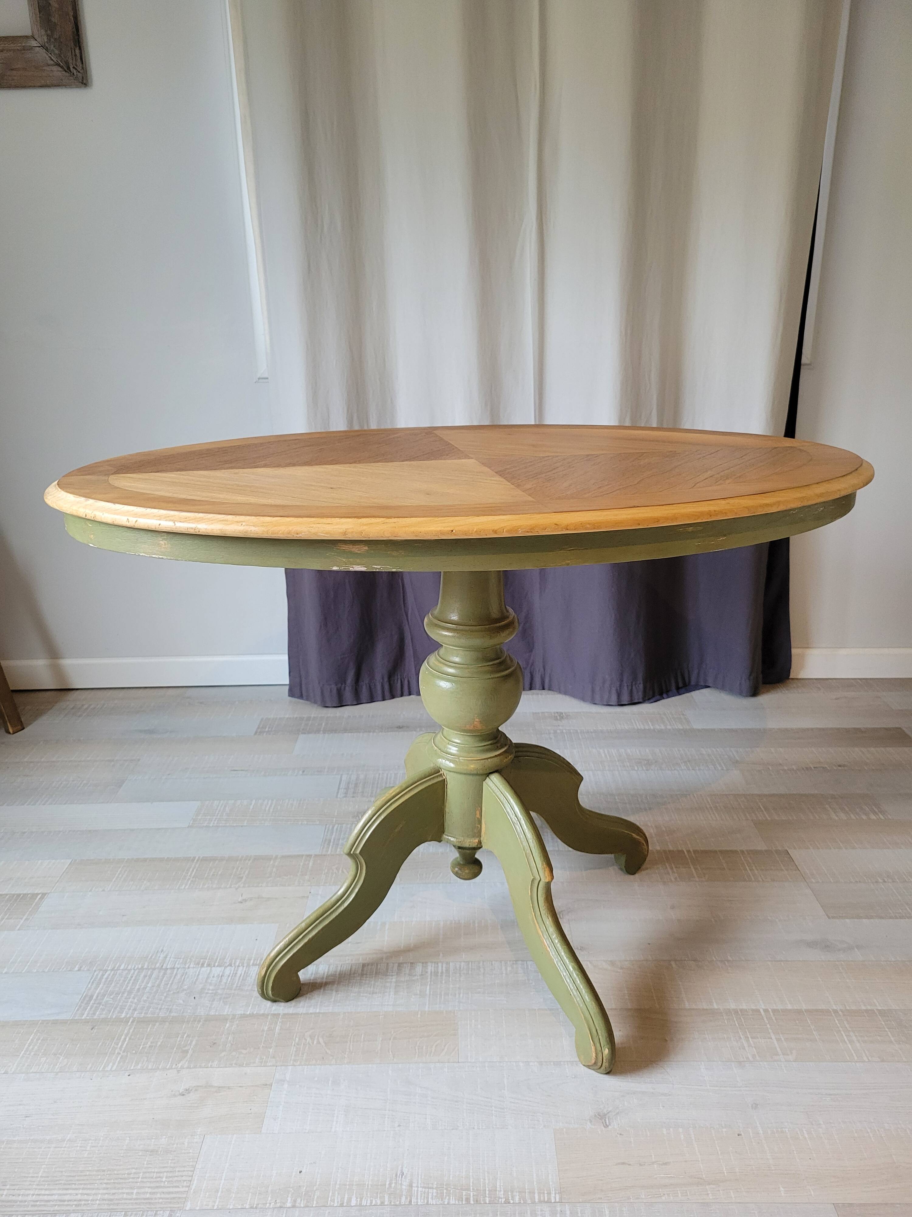 Oval table in chic country style