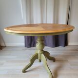 Oval table in chic country style