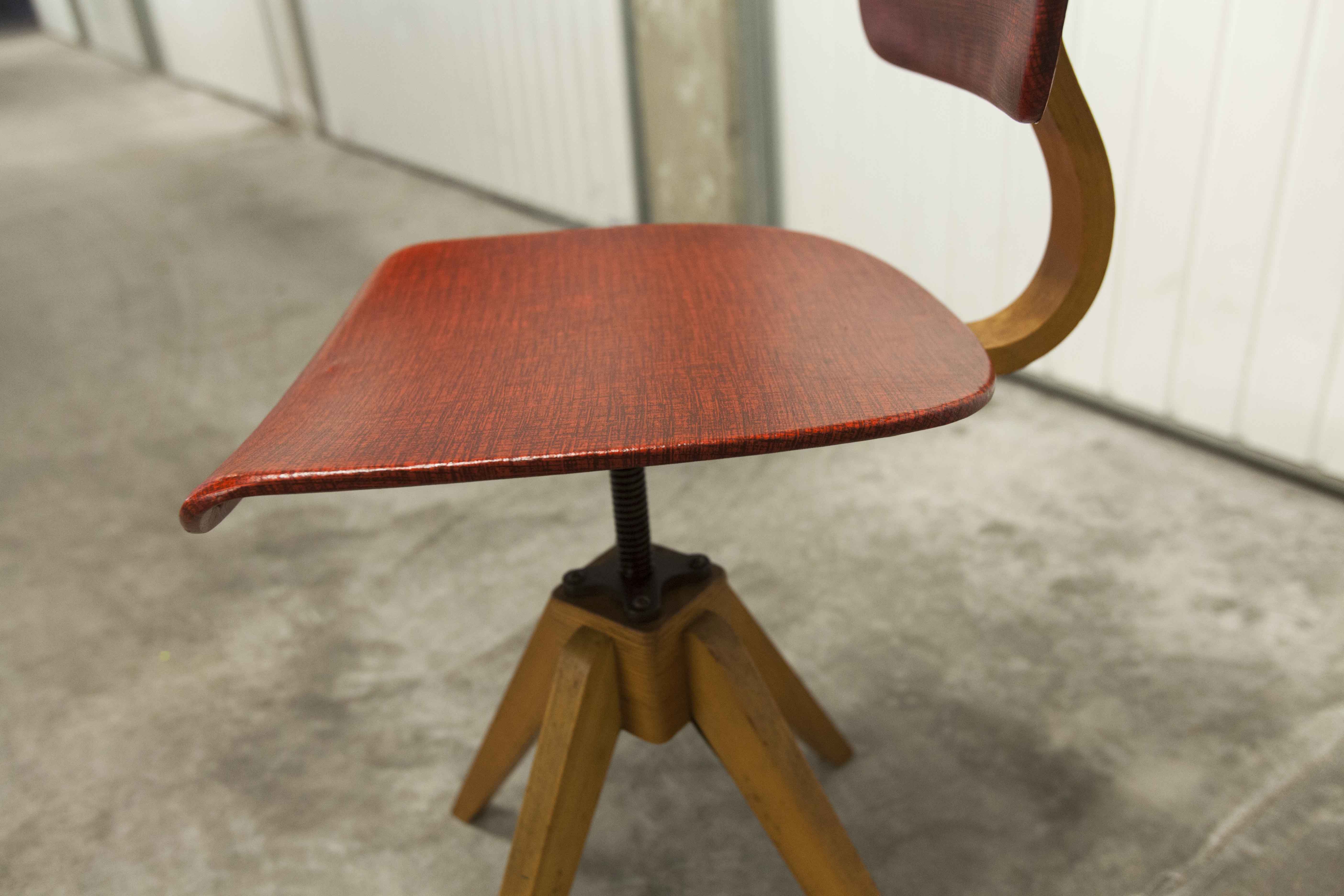 Workshop chair 1950 feet compass skaï red atypical