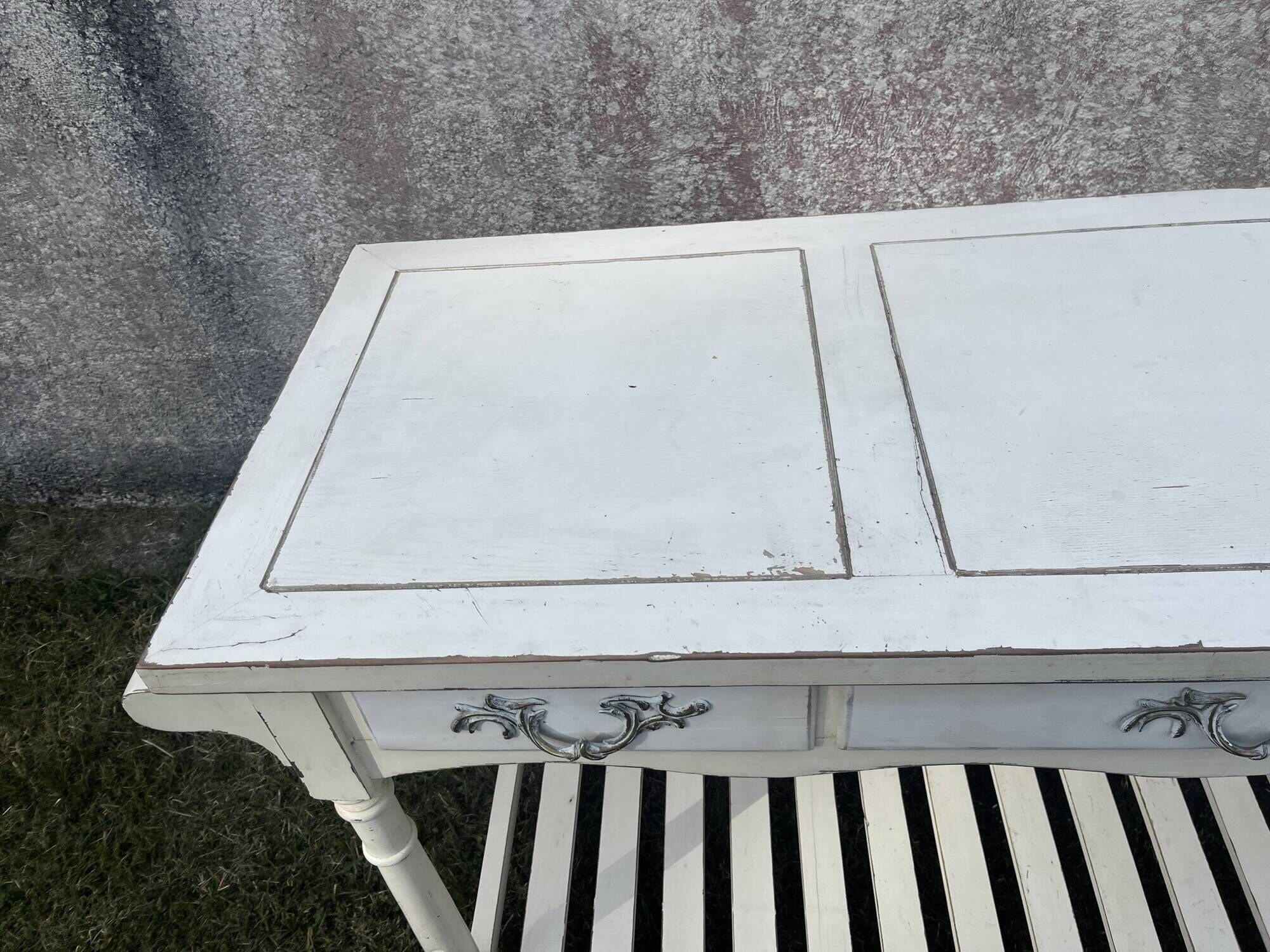 Console in painted wood, off-white patina, 3 drawers, lower shelf.