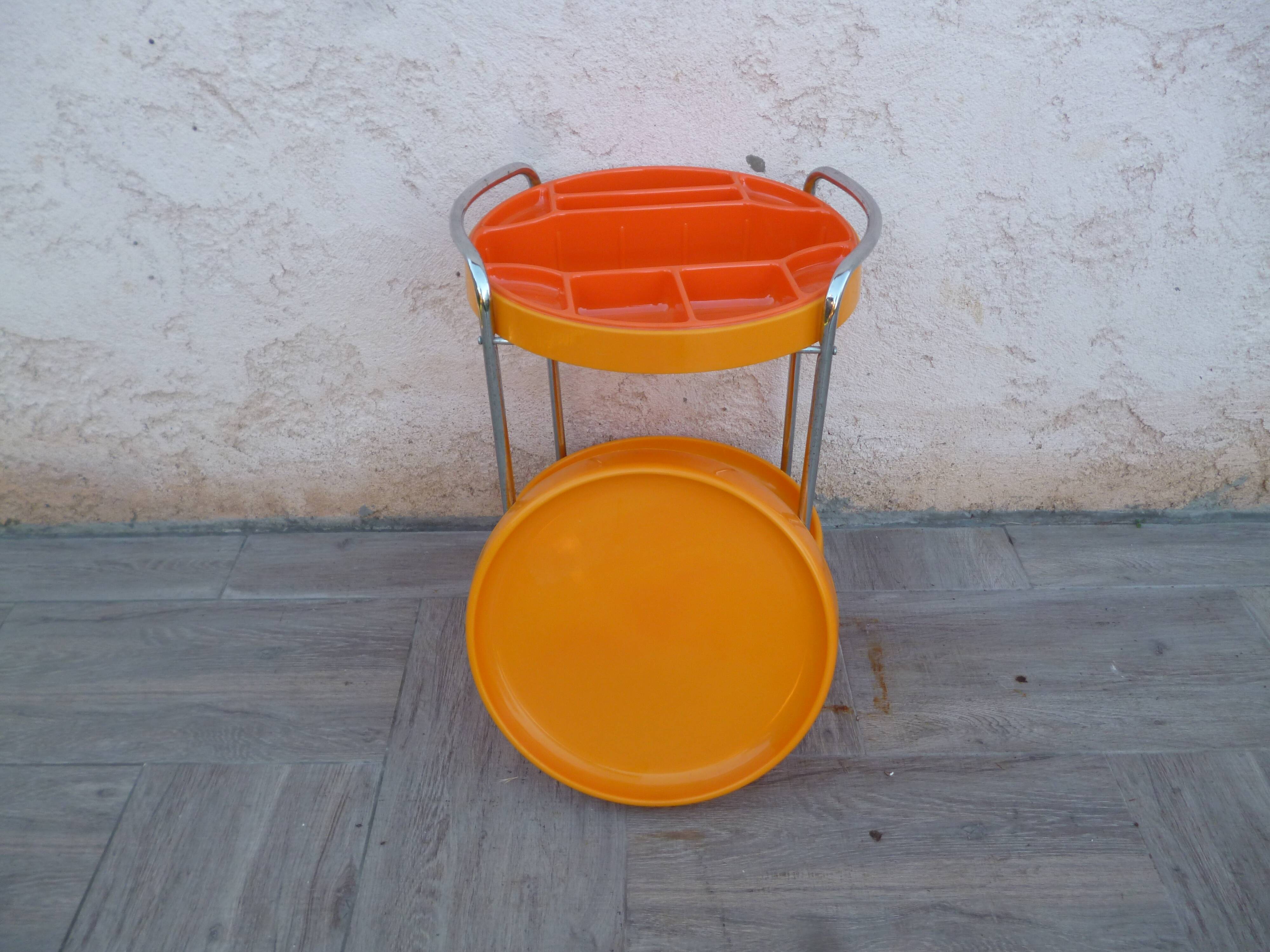 Desserte vintage orange sur roulettes