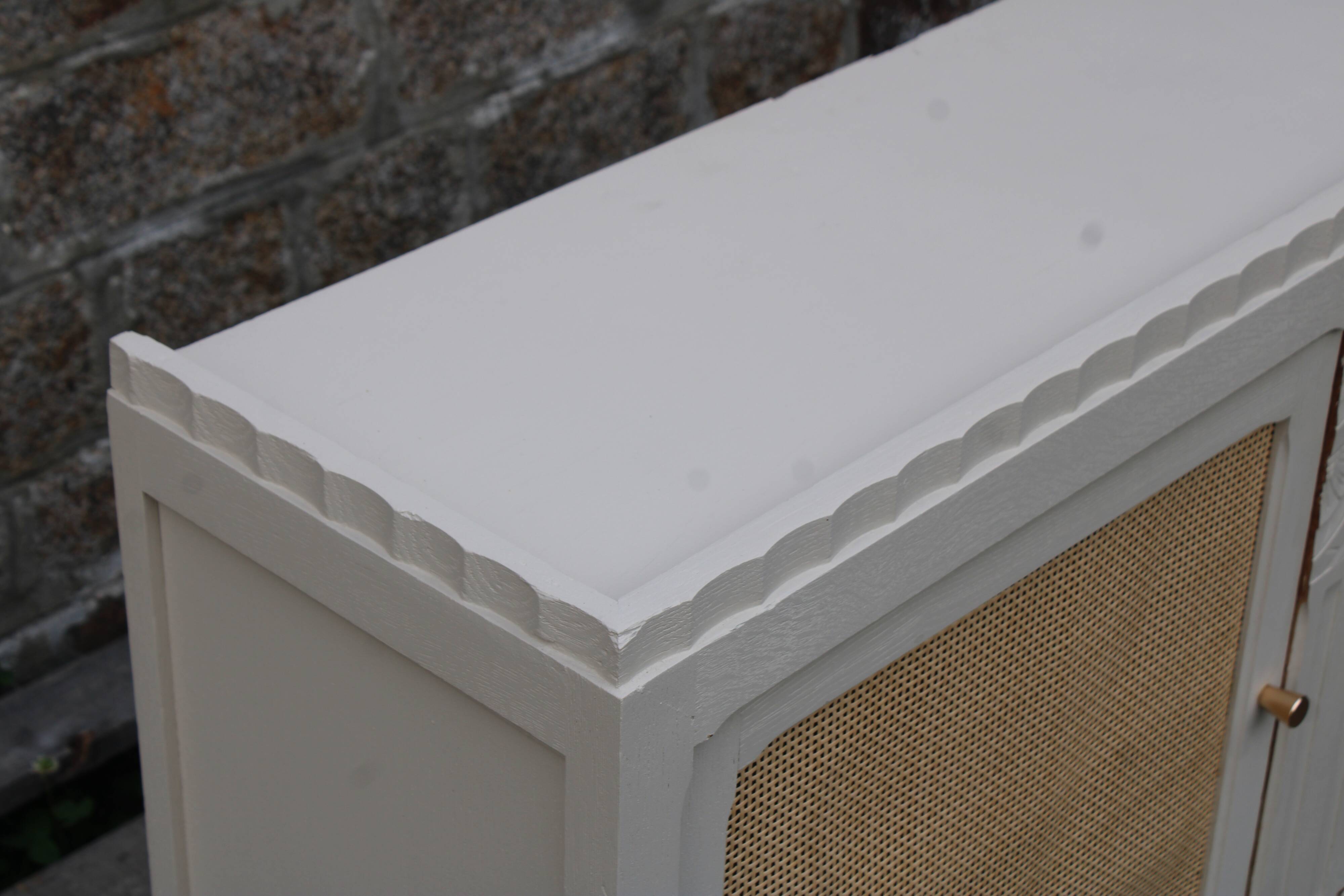 Buffet / enfilade vintage rénové blanc cassé & cannage