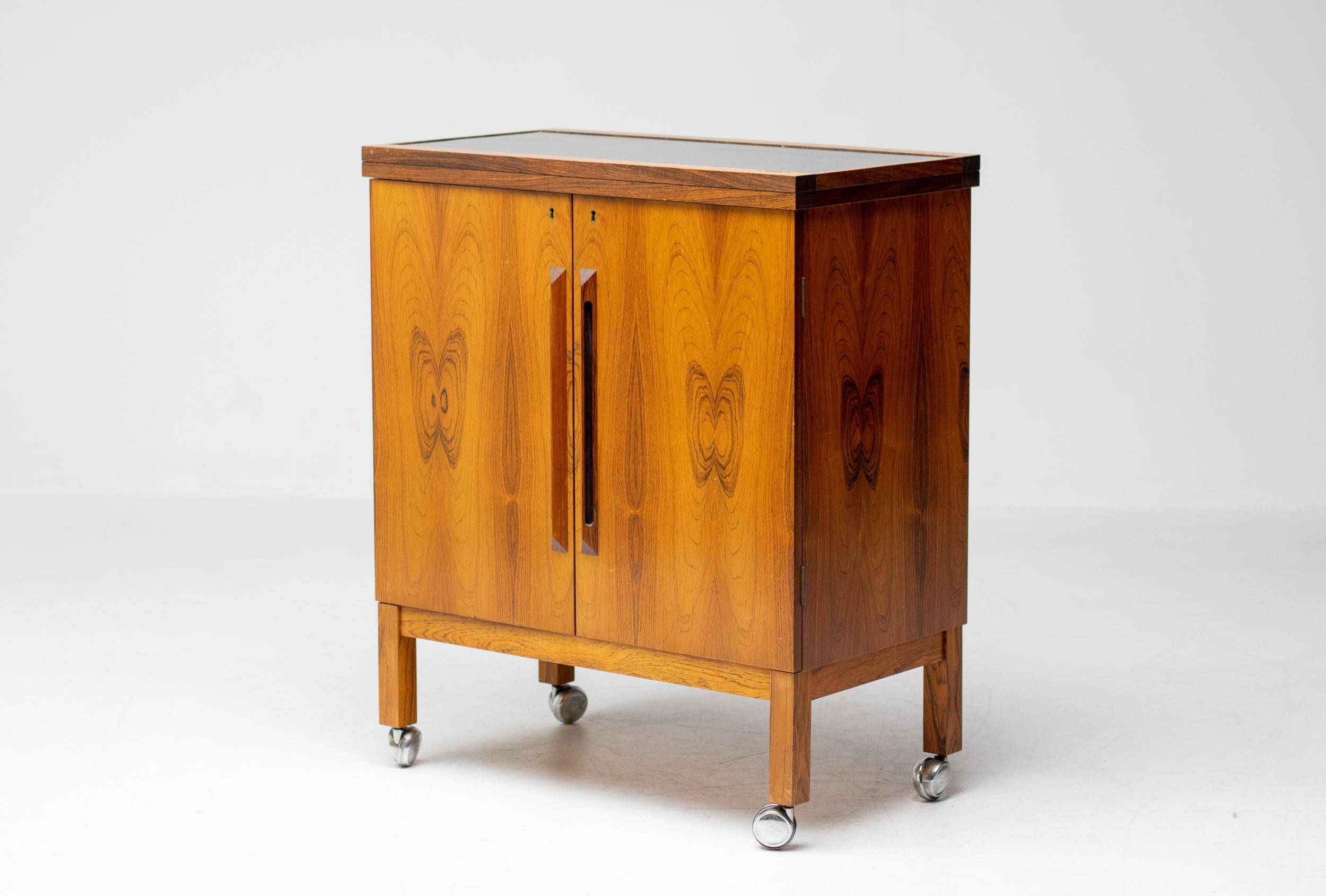 Meuble bar extensible "Times" de Torbjørn Afdal en bois de rose