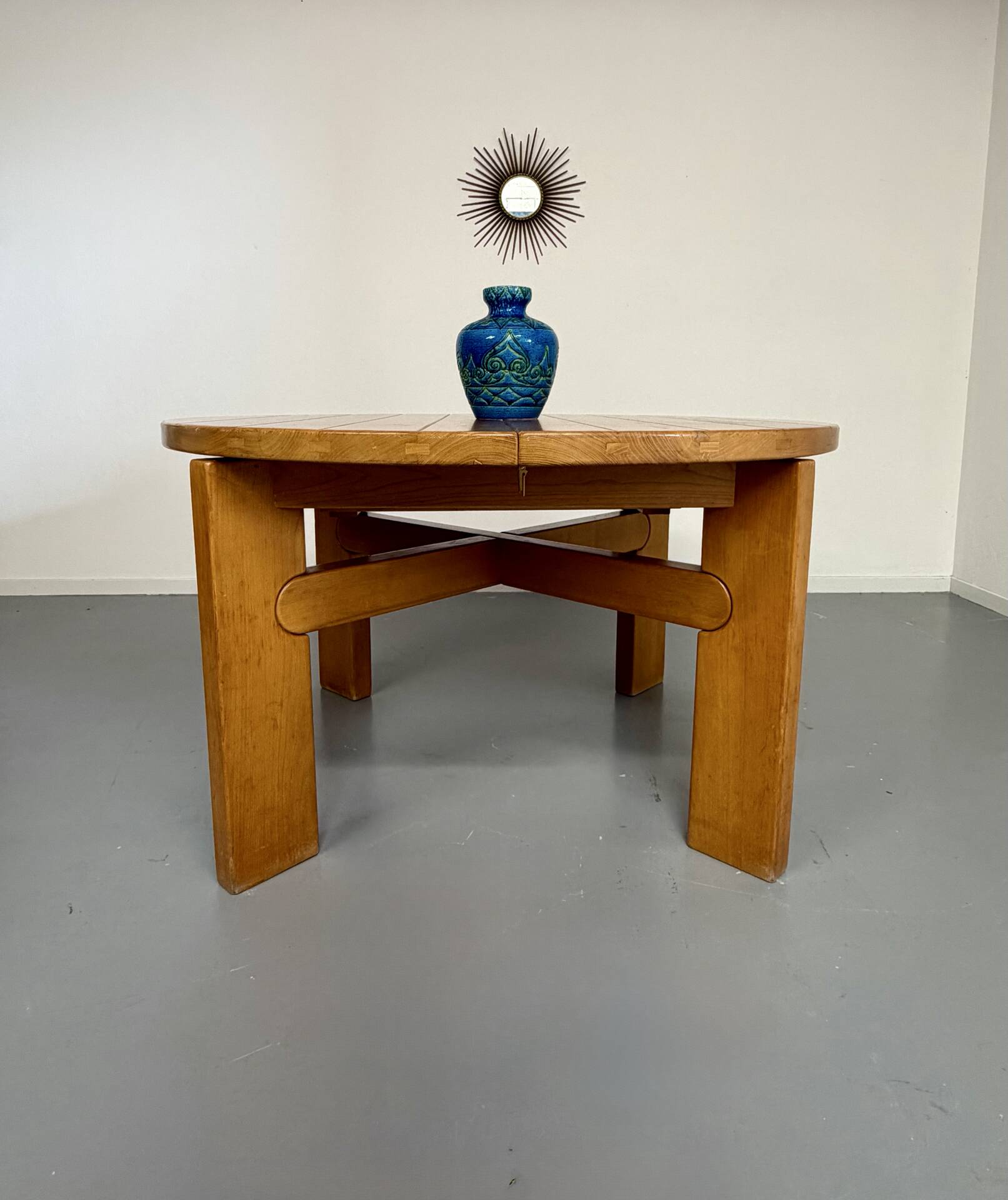 Extendable round table Maison Regain in solid elm, 1970s design.