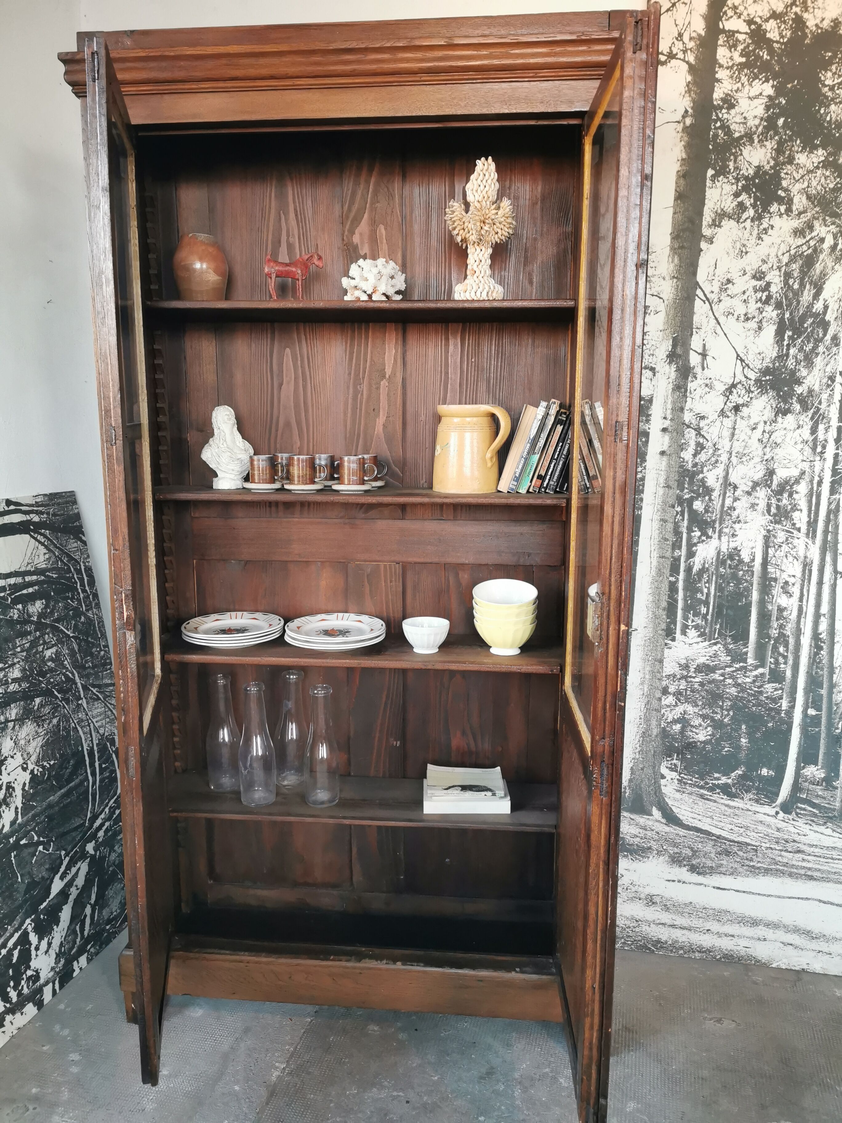 Library, wooden showcase