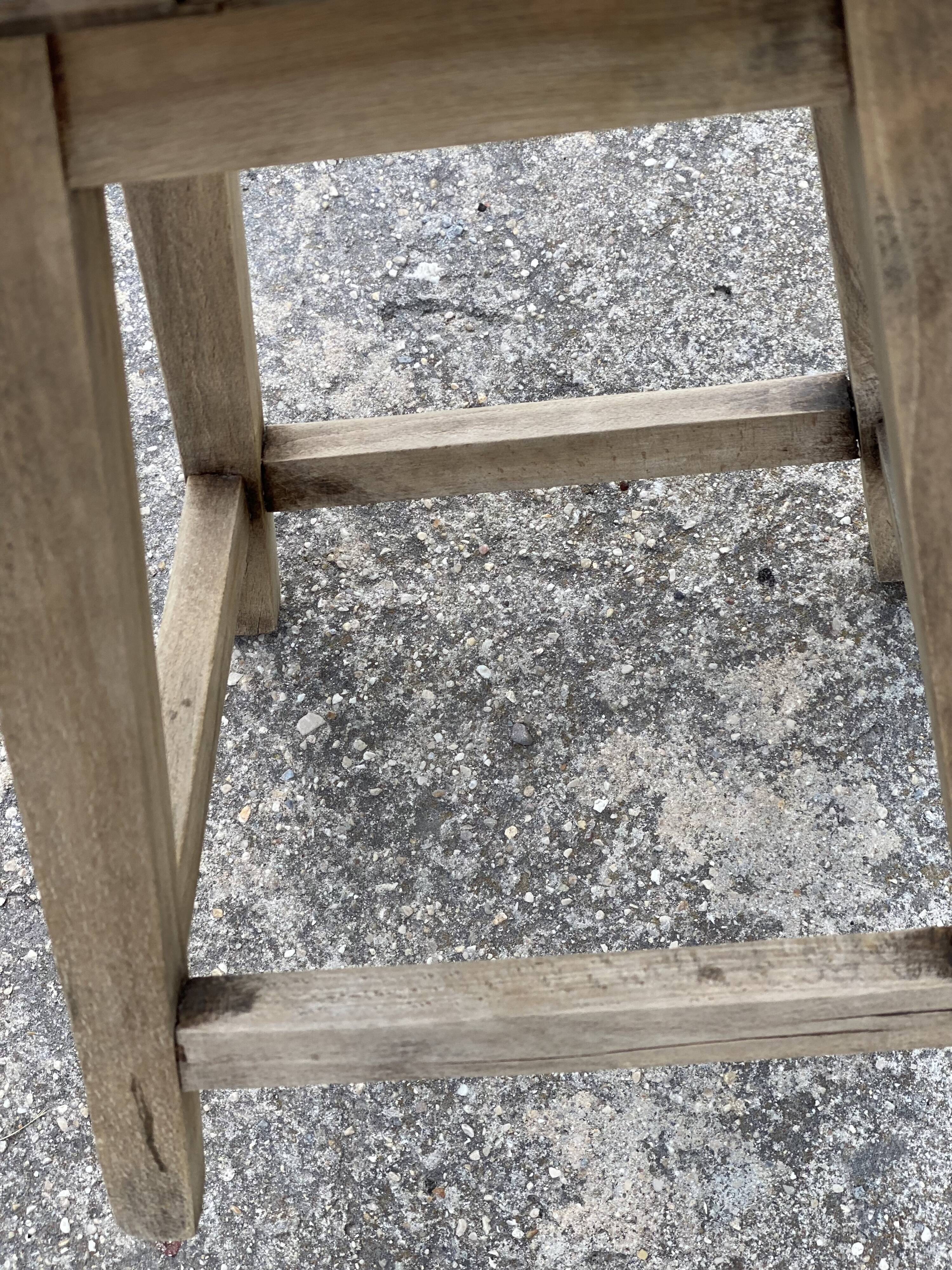 Tabouret d'atelier brutaliste carré à entretoise