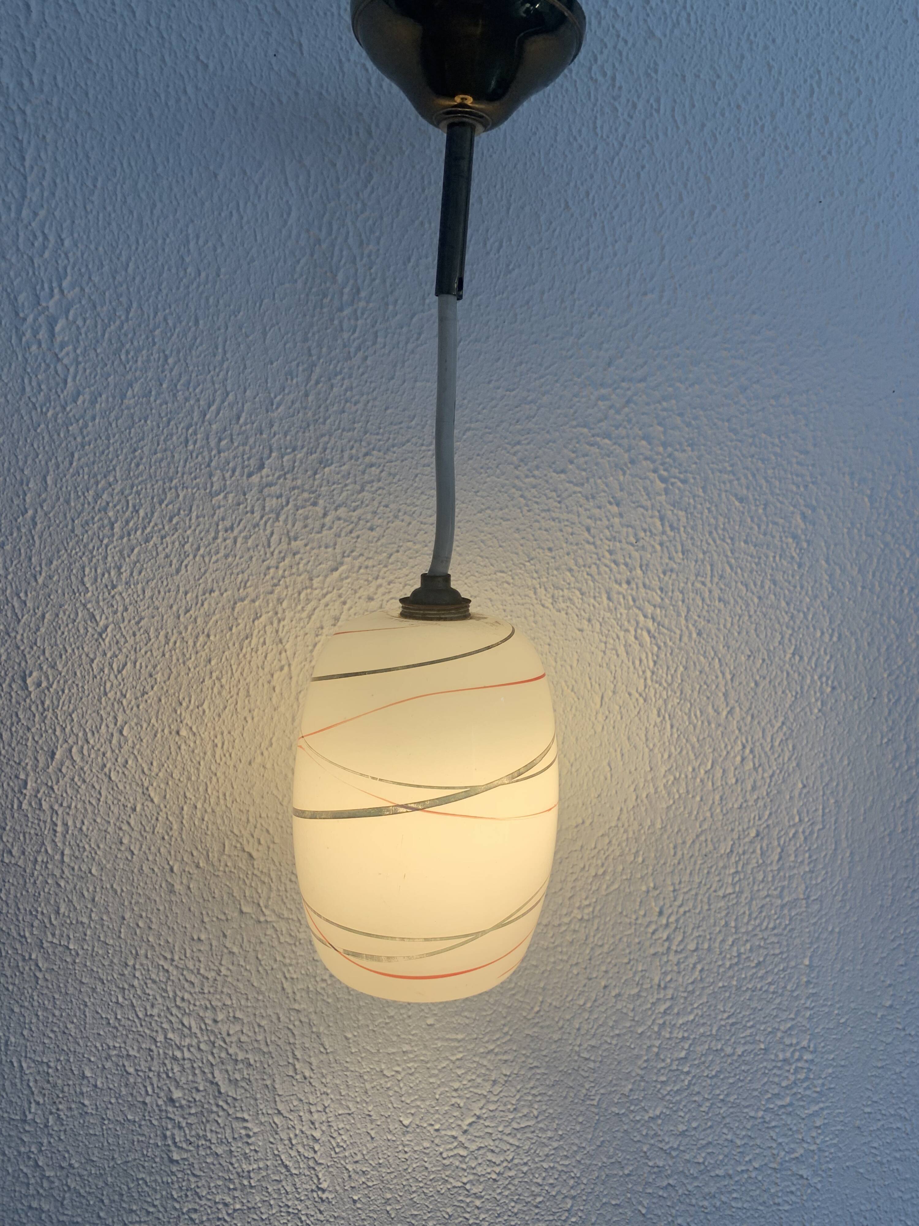 Suspension vintage 1960 opaline rouge et doré lustre - 16 x 11 cm