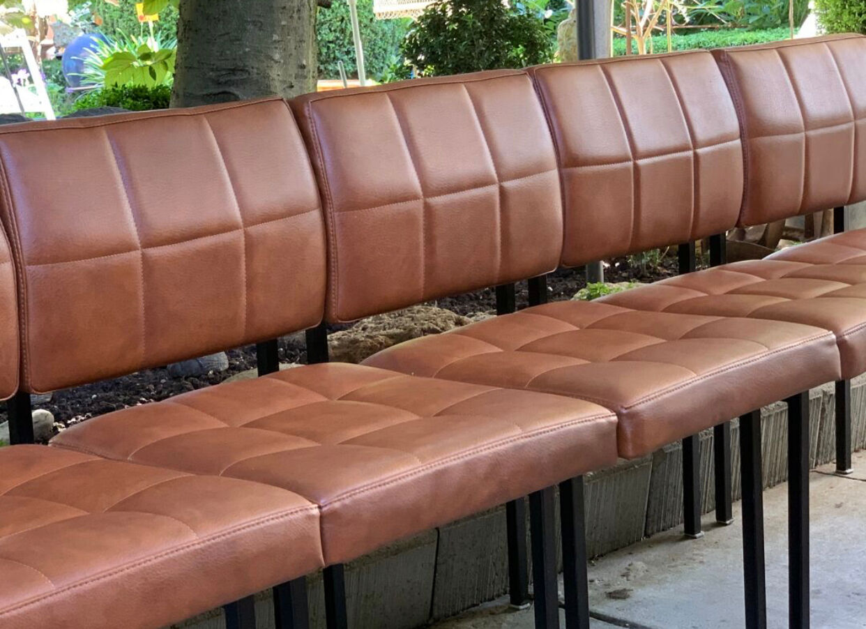 Suite de 5 chauffeuses skaï fauve 1950