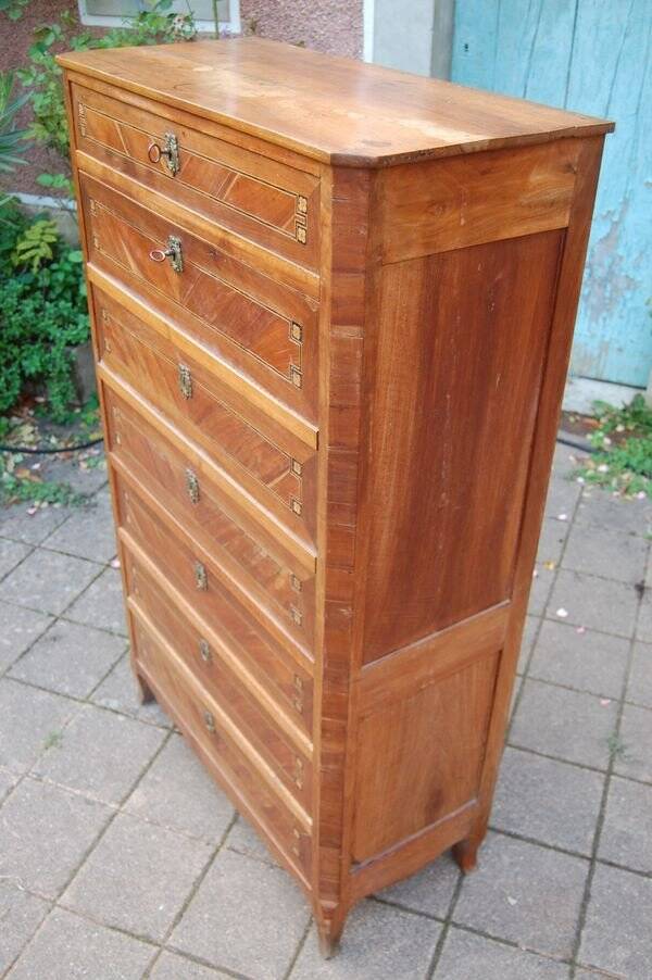 Louis XVI period walnut chest of drawers from the 18th century