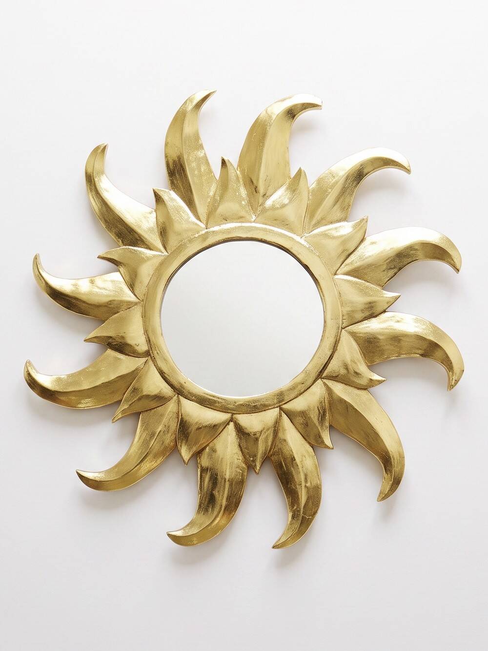 Large handcrafted sun mirror in wood and gilded stucco with gold leaf from the 1970s-80s.