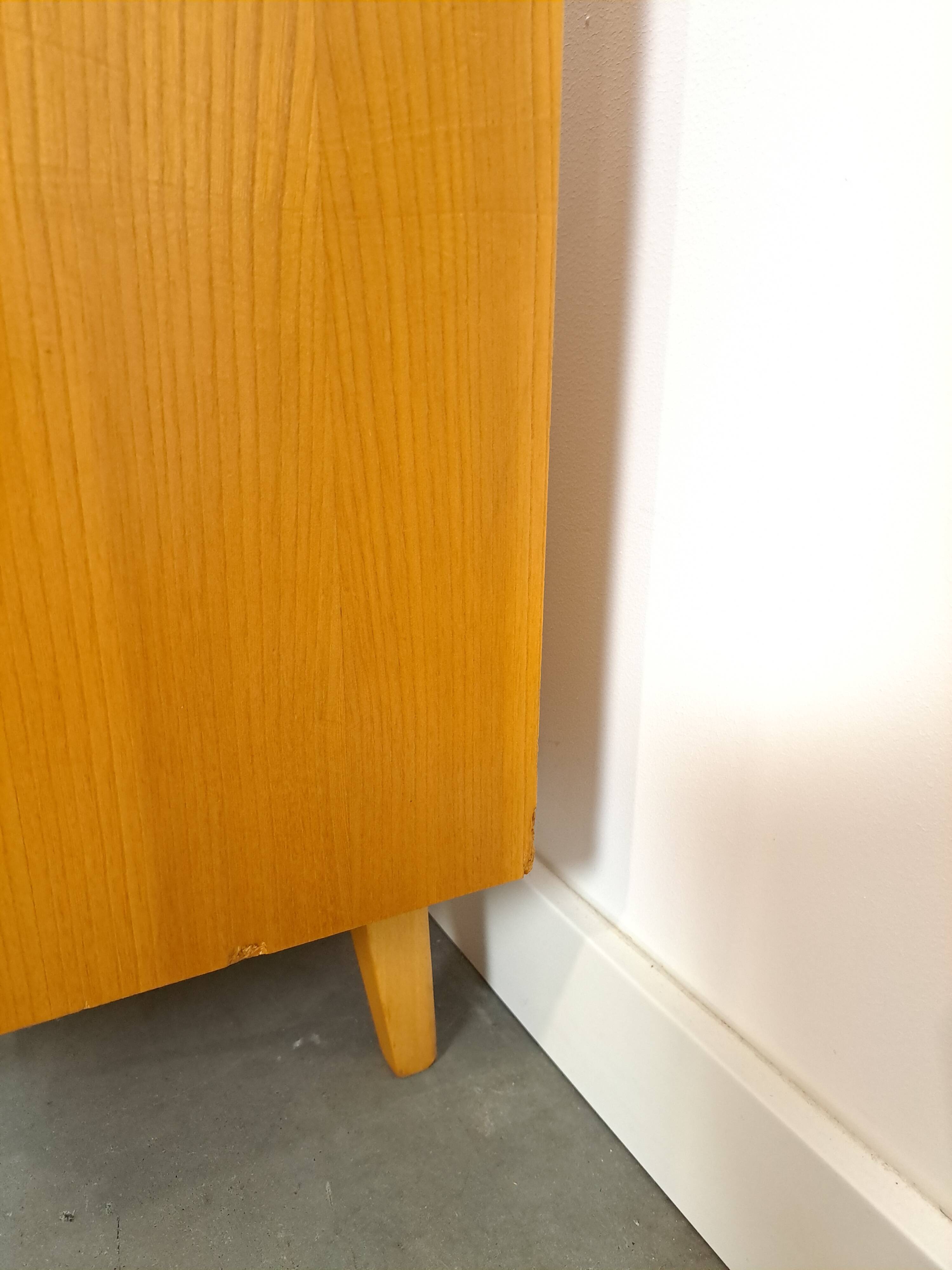 Fineer dressoir met lades en houten handgrepen vintage sideboard