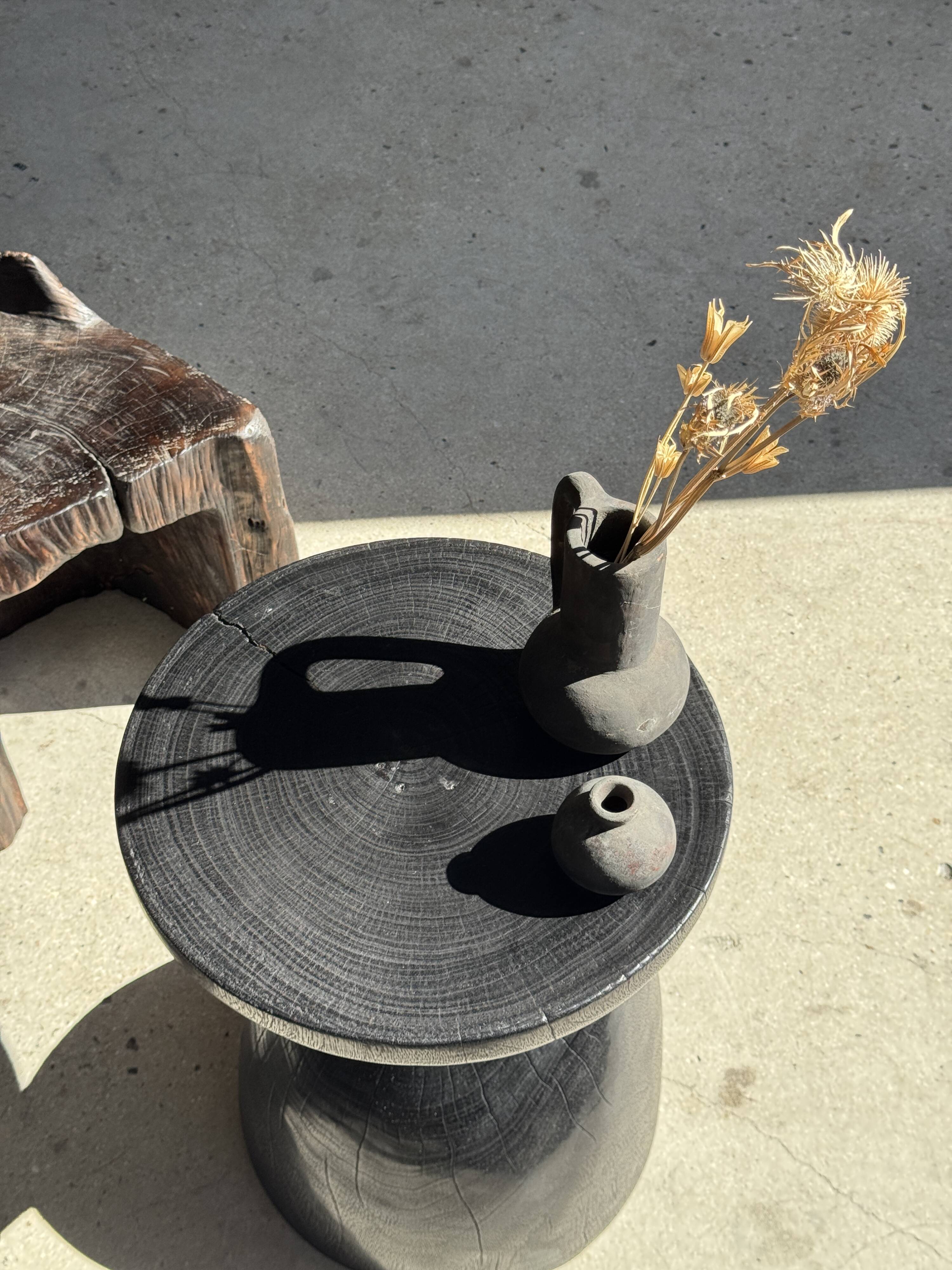 Sexy Neck - Solid wood side table (monoxyle) in organic shape colour