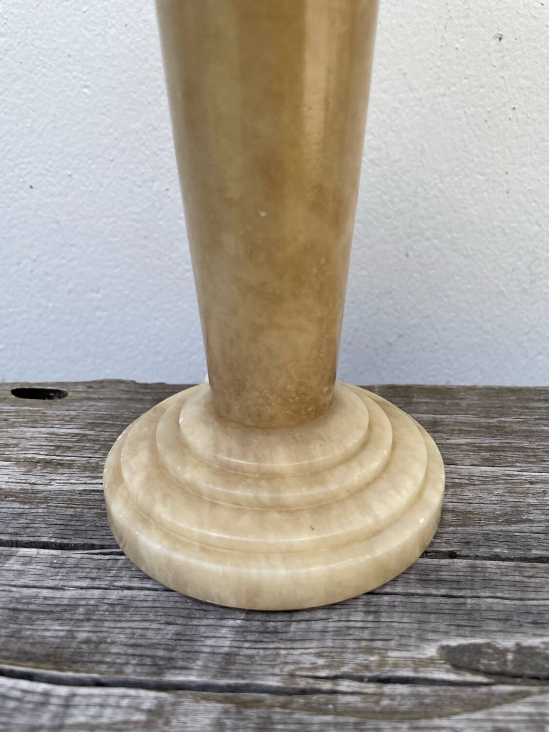 Beige alabaster art deco lamp